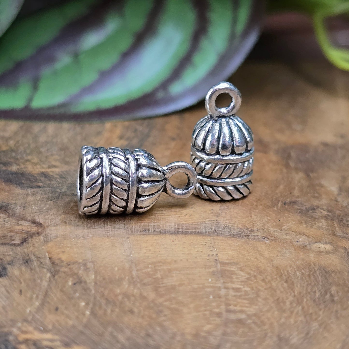 2 Ethno-Kappen für Quasten oder Bänder – antik silberfarben, 15×9 mm – 6 mm Innenmaß – ideal für DIY-Schmuck & kreative Anhänger-Projekte.