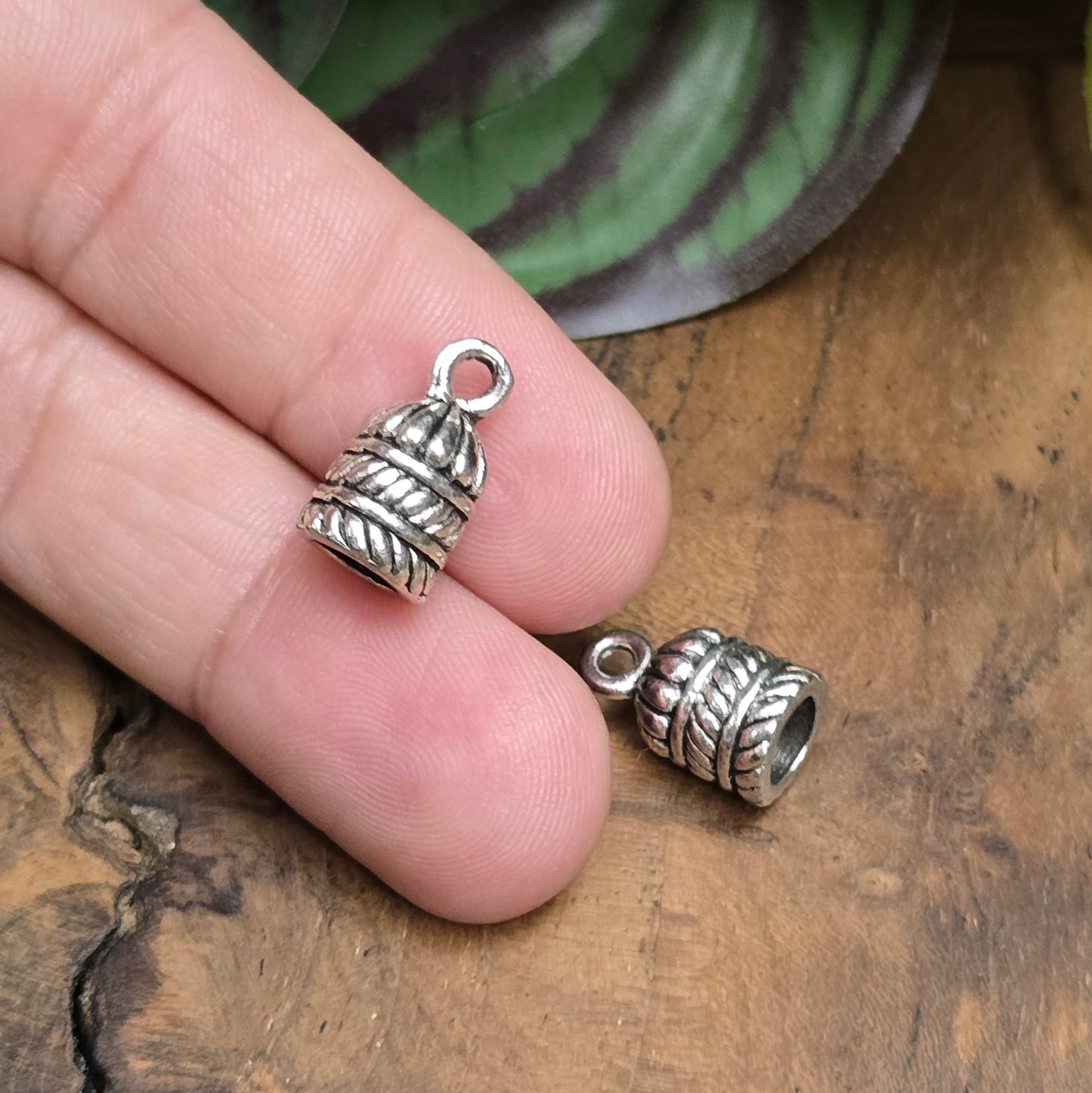 2 Ethno-Kappen für Quasten oder Bänder – antik silberfarben, 15×9 mm – 6 mm Innenmaß – ideal für DIY-Schmuck & kreative Anhänger-Projekte.