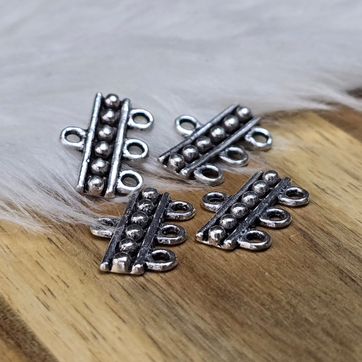 4 Ethno-Style Multiverbinder im antik silberfarbenen Look. Perfekt für Ketten, Armbänder & Ohrschmuck. Vielseitig, vintage & kreativ!