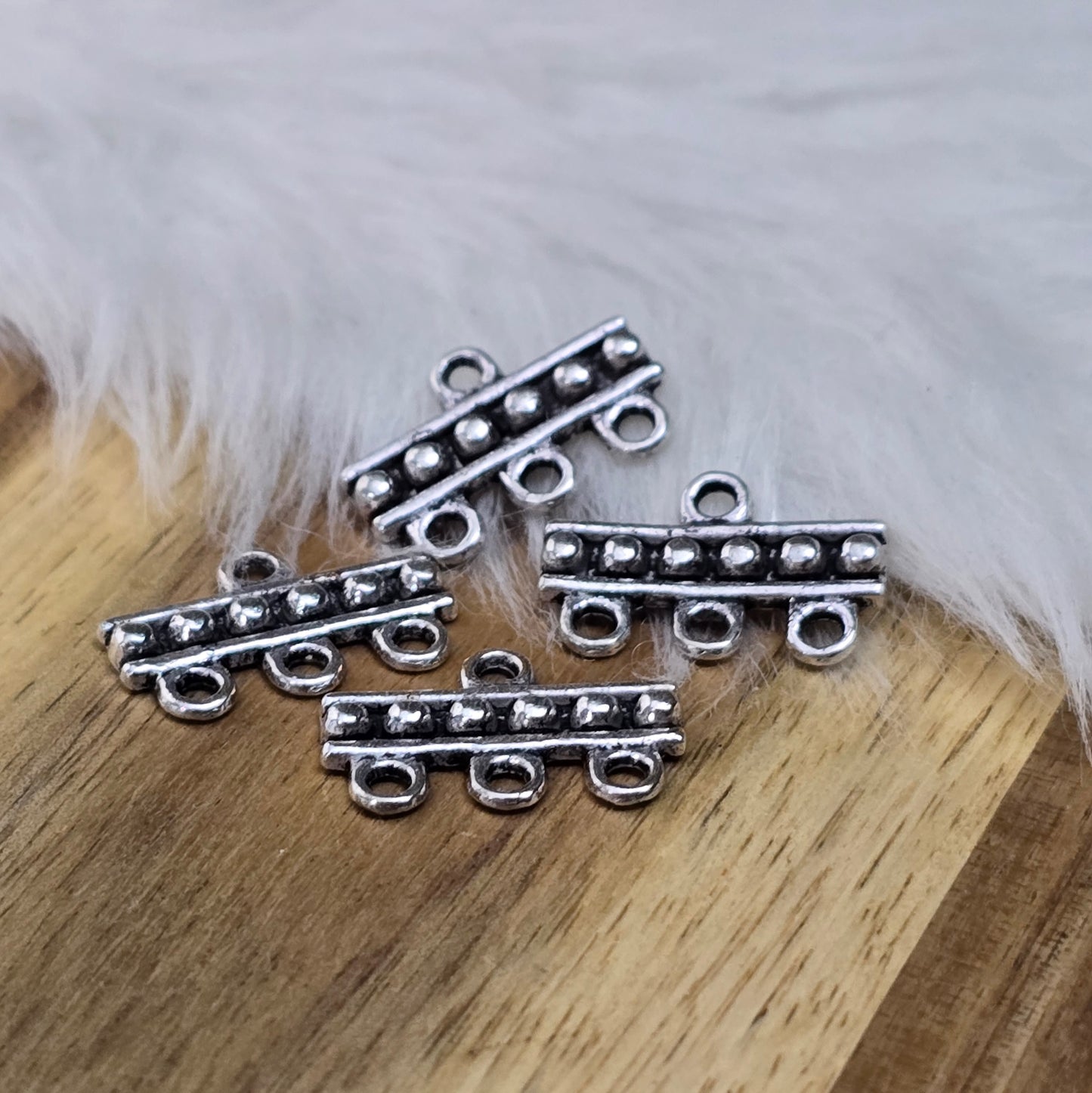 4 Ethno-Style Multiverbinder im antik silberfarbenen Look. Perfekt für Ketten, Armbänder & Ohrschmuck. Vielseitig, vintage & kreativ!