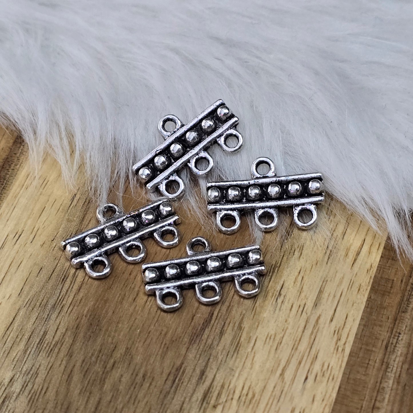4 Ethno-Style Multiverbinder im antik silberfarbenen Look. Perfekt für Ketten, Armbänder & Ohrschmuck. Vielseitig, vintage & kreativ!