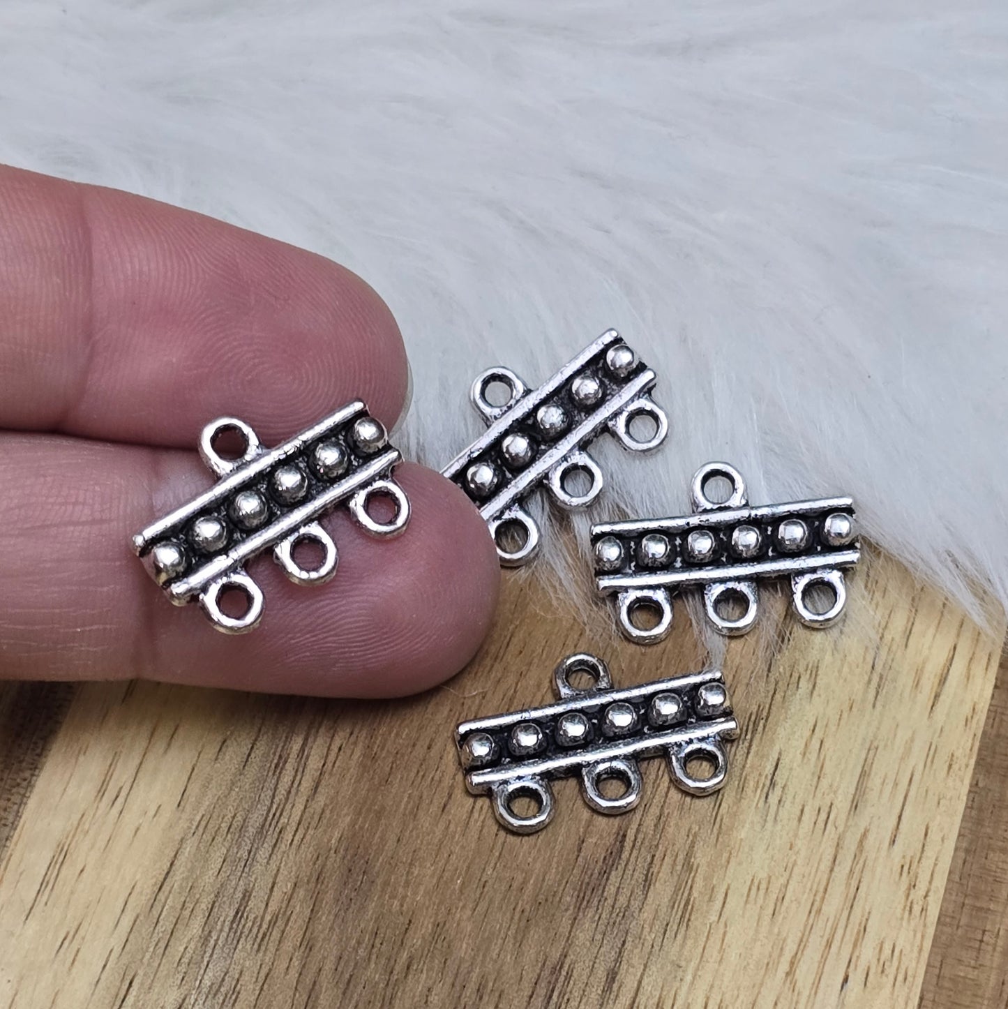 4 Ethno-Style Multiverbinder im antik silberfarbenen Look. Perfekt für Ketten, Armbänder & Ohrschmuck. Vielseitig, vintage & kreativ!