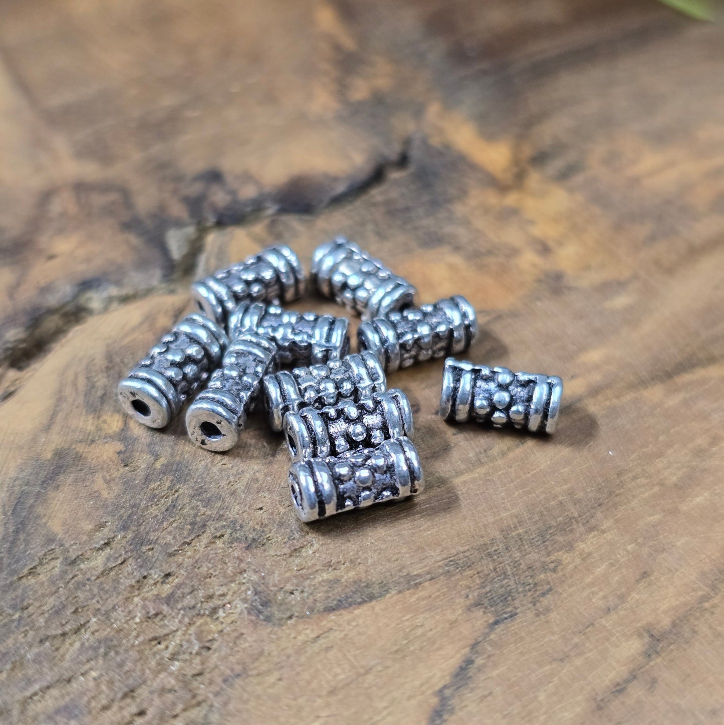 10x Ethno-Tube-Spacer, antik silberfarbig, 7,5×3,7 mm, Loch 1,3 mm. Brünierte Zinklegierung – perfekte Abstandperlen für Armbänder, Ketten & Ohrschmuck.