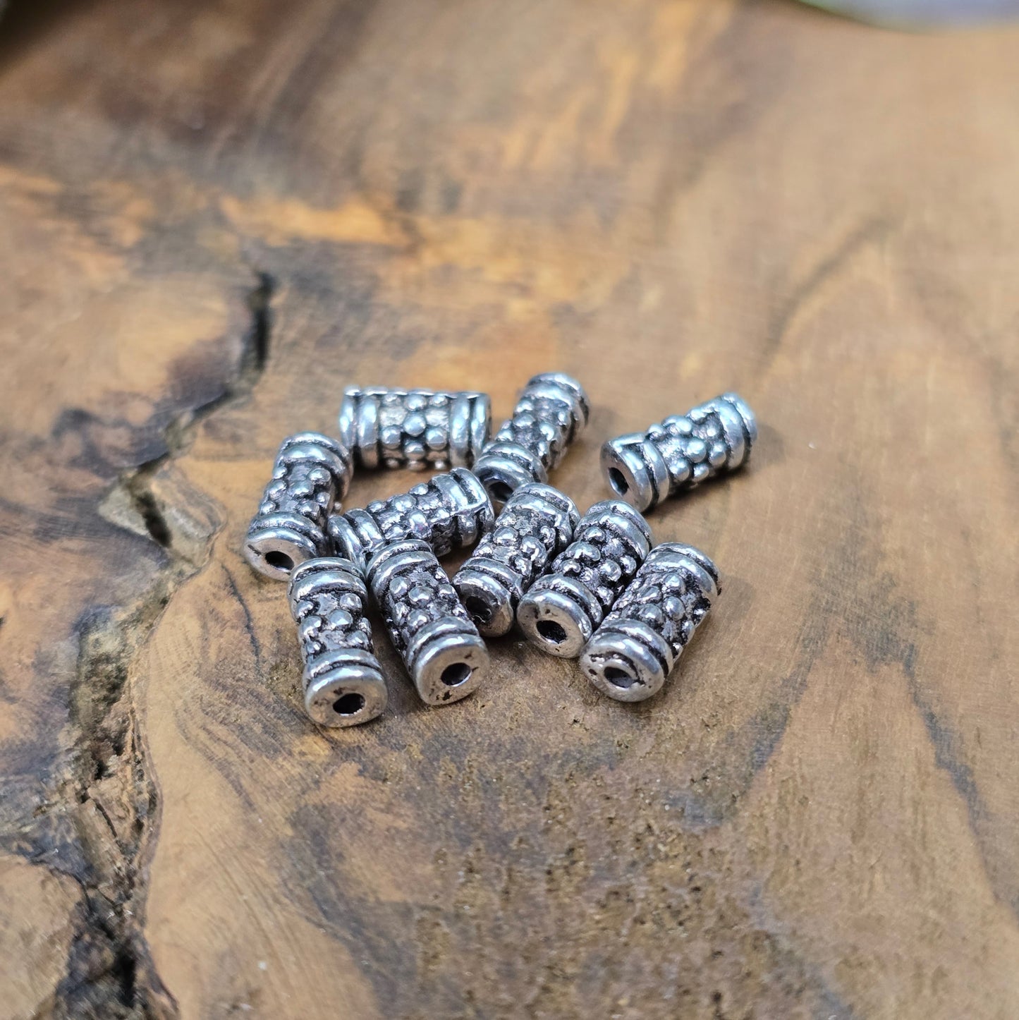 10x Ethno-Tube-Spacer, antik silberfarbig, 7,5×3,7 mm, Loch 1,3 mm. Brünierte Zinklegierung – perfekte Abstandperlen für Armbänder, Ketten & Ohrschmuck.