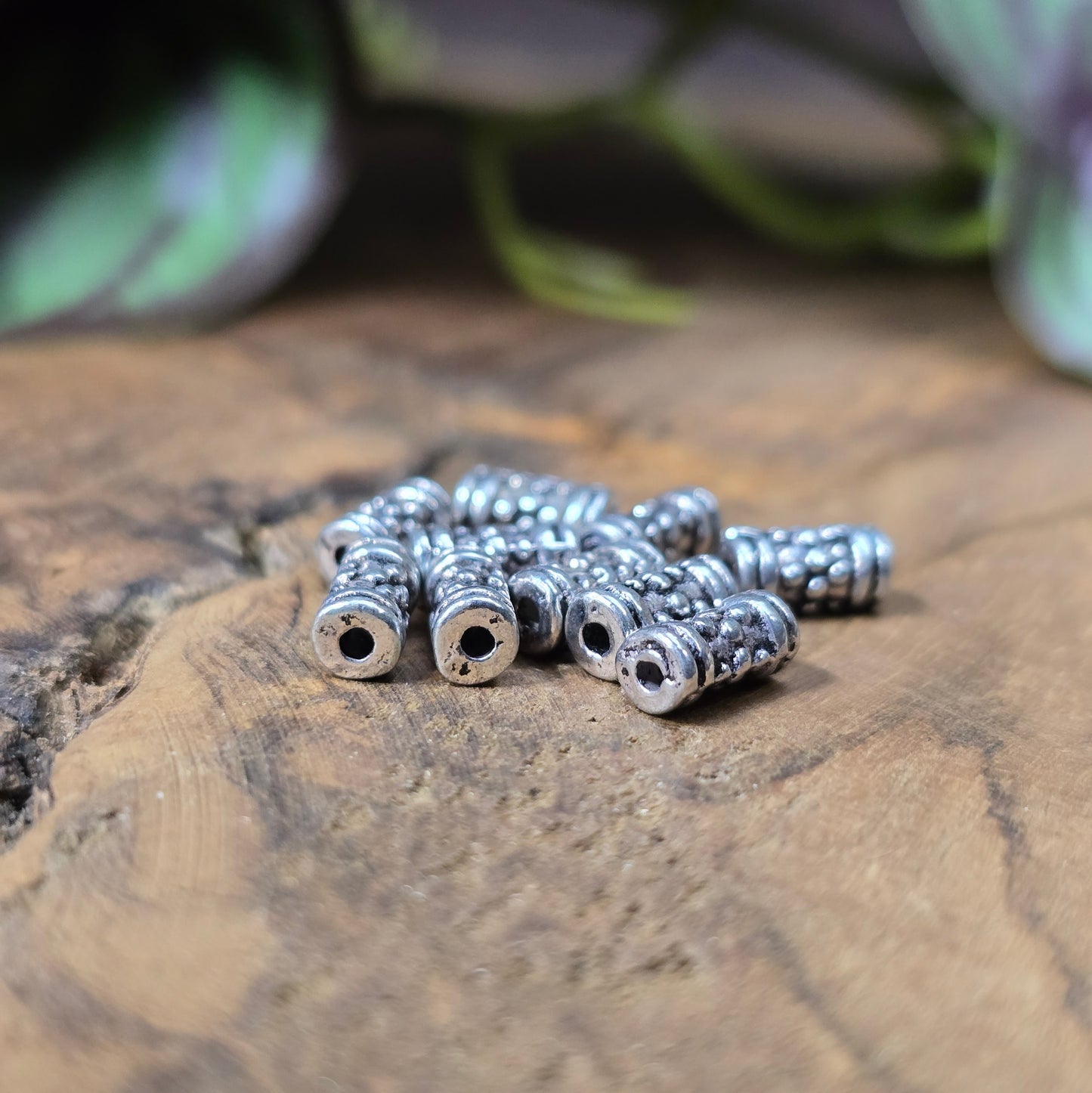 10x Ethno-Tube-Spacer, antik silberfarbig, 7,5×3,7 mm, Loch 1,3 mm. Brünierte Zinklegierung – perfekte Abstandperlen für Armbänder, Ketten & Ohrschmuck.