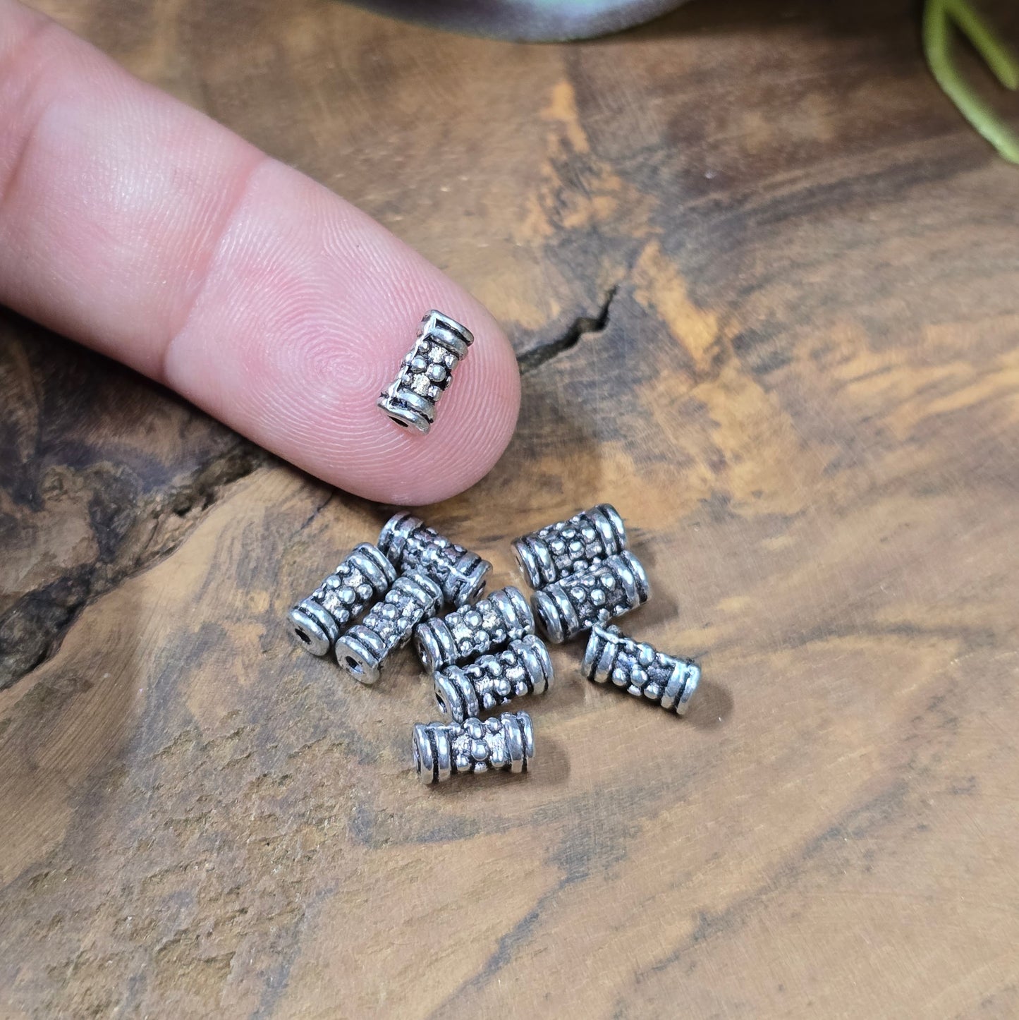 10x Ethno-Tube-Spacer, antik silberfarbig, 7,5×3,7 mm, Loch 1,3 mm. Brünierte Zinklegierung – perfekte Abstandperlen für Armbänder, Ketten & Ohrschmuck.