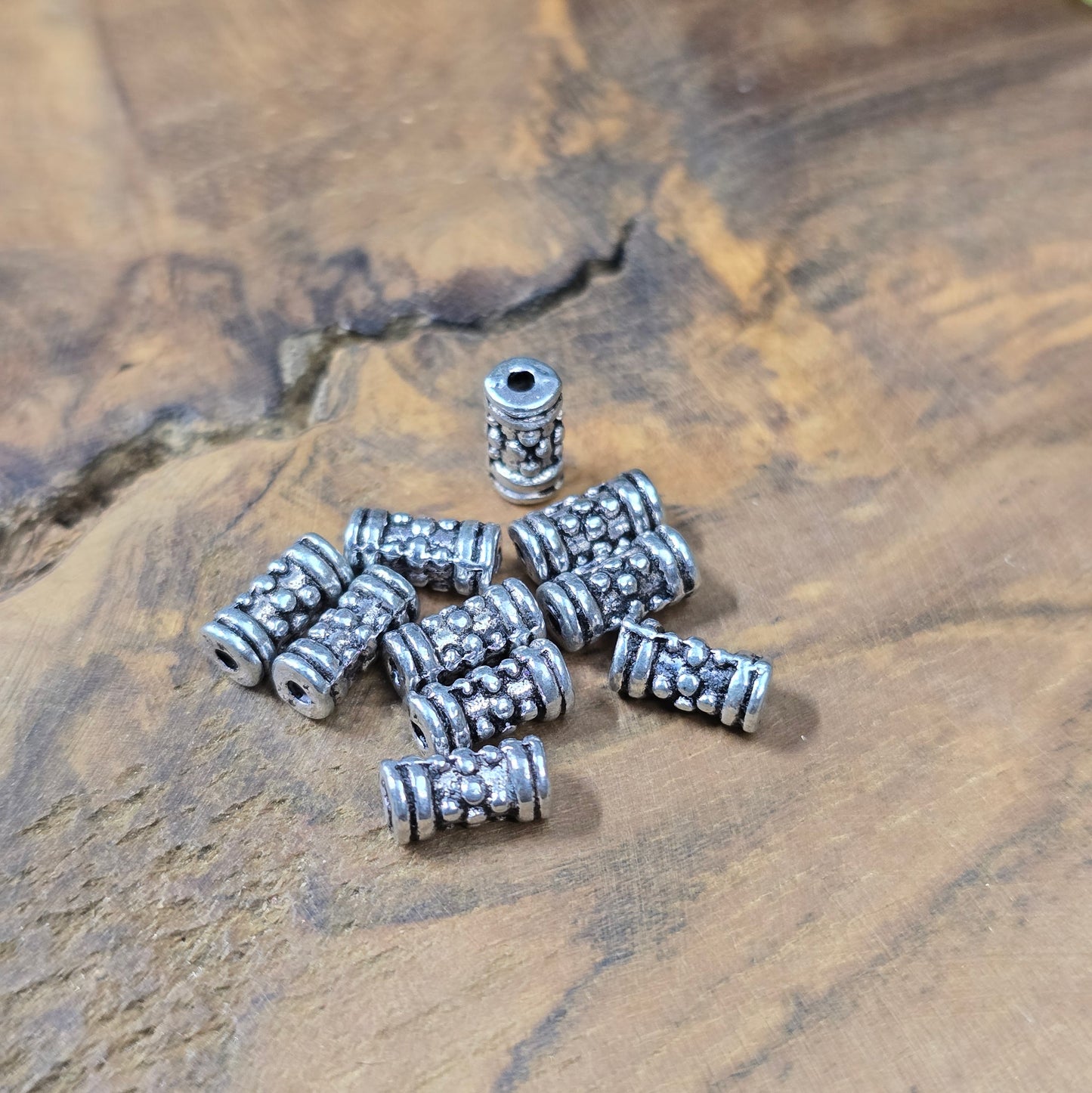 10x Ethno-Tube-Spacer, antik silberfarbig, 7,5×3,7 mm, Loch 1,3 mm. Brünierte Zinklegierung – perfekte Abstandperlen für Armbänder, Ketten & Ohrschmuck.