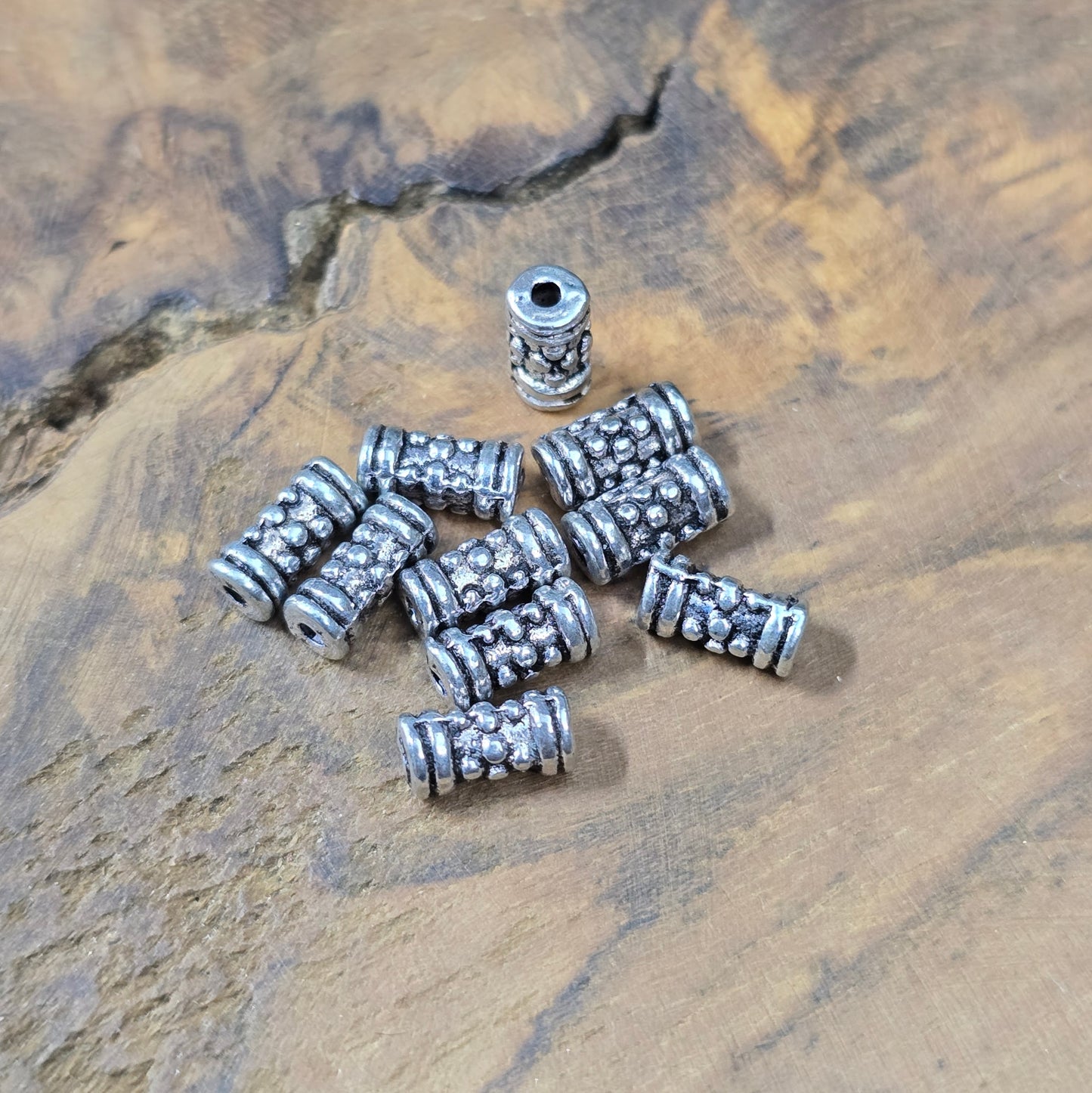 10x Ethno-Tube-Spacer, antik silberfarbig, 7,5×3,7 mm, Loch 1,3 mm. Brünierte Zinklegierung – perfekte Abstandperlen für Armbänder, Ketten & Ohrschmuck.