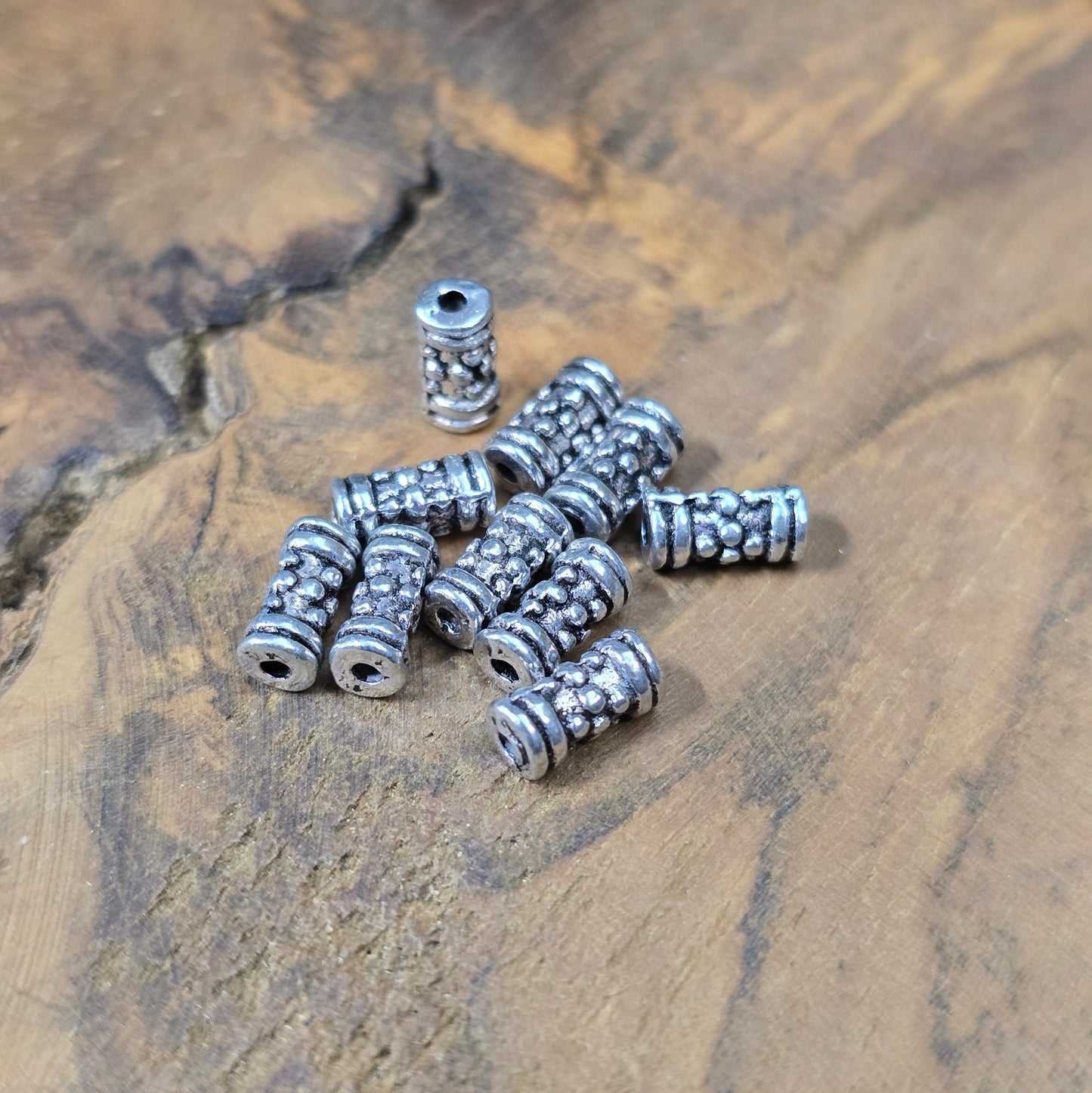 10x Ethno-Tube-Spacer, antik silberfarbig, 7,5×3,7 mm, Loch 1,3 mm. Brünierte Zinklegierung – perfekte Abstandperlen für Armbänder, Ketten & Ohrschmuck.