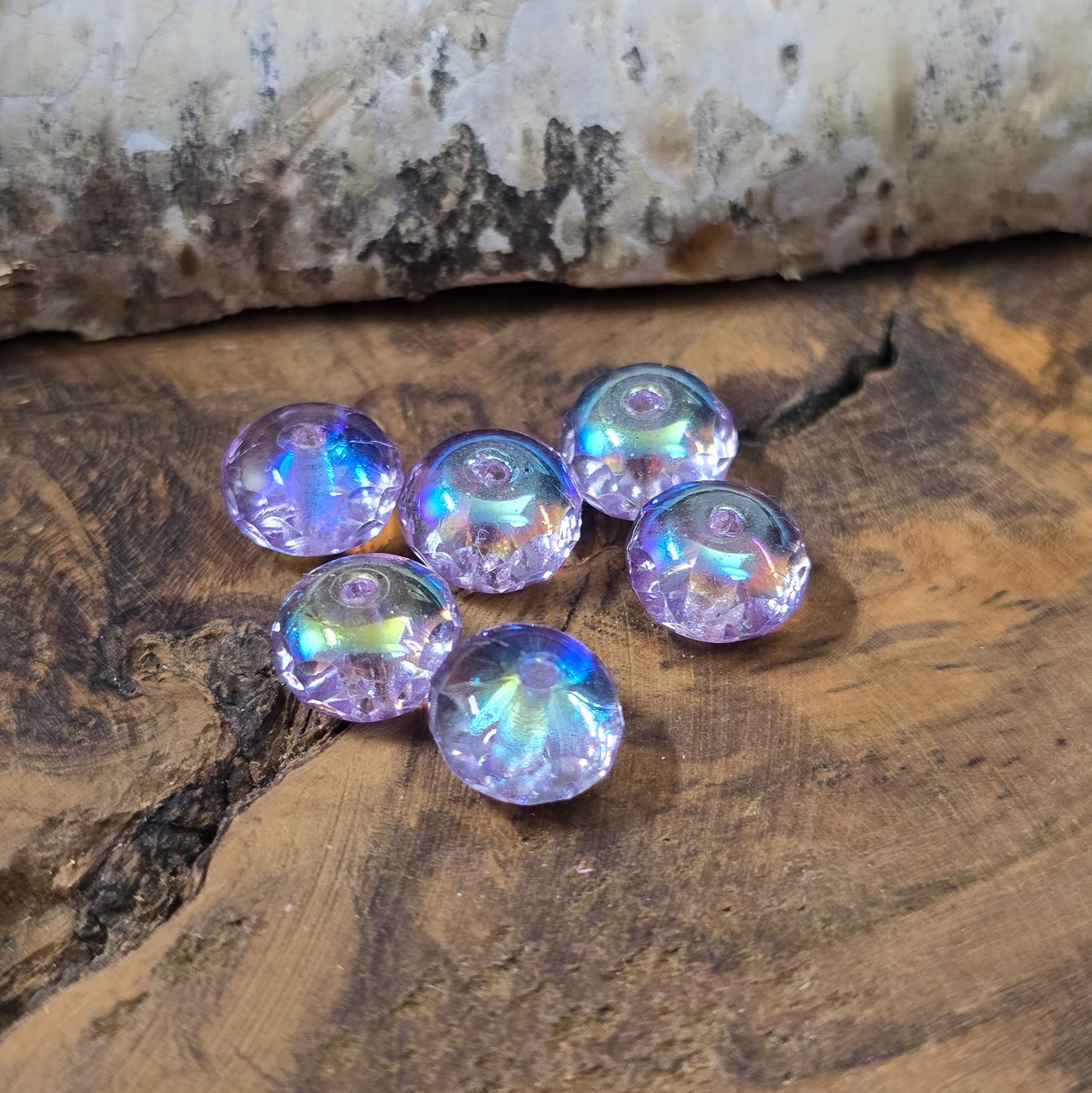 Facettierte böhmische Glasperlen Rondell in Flieder AB, 8x5 mm, 12 Stück. Funkelndes Material für kreative Schmuckherstellung.