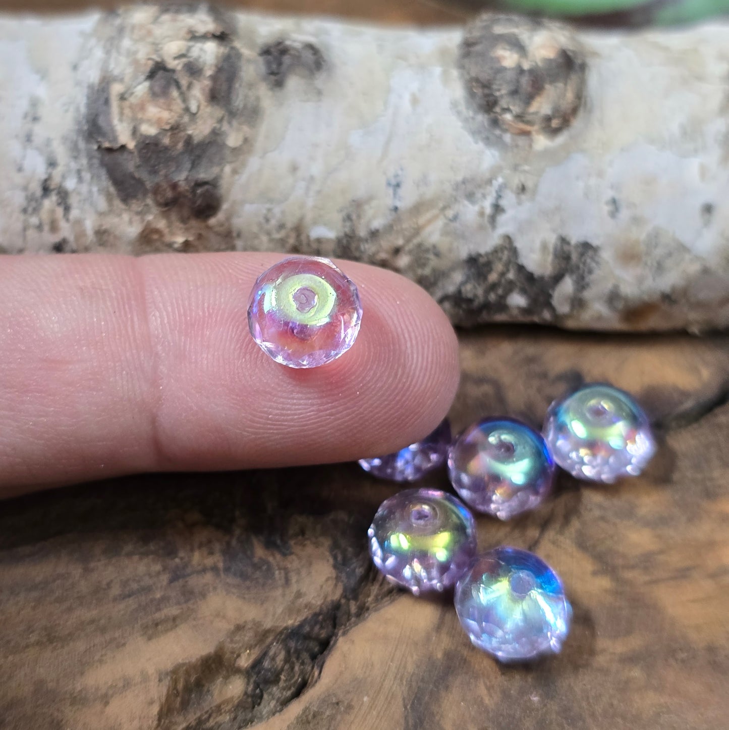 Facettierte böhmische Glasperlen Rondell in Flieder AB, 8x5 mm, 12 Stück. Funkelndes Material für kreative Schmuckherstellung.