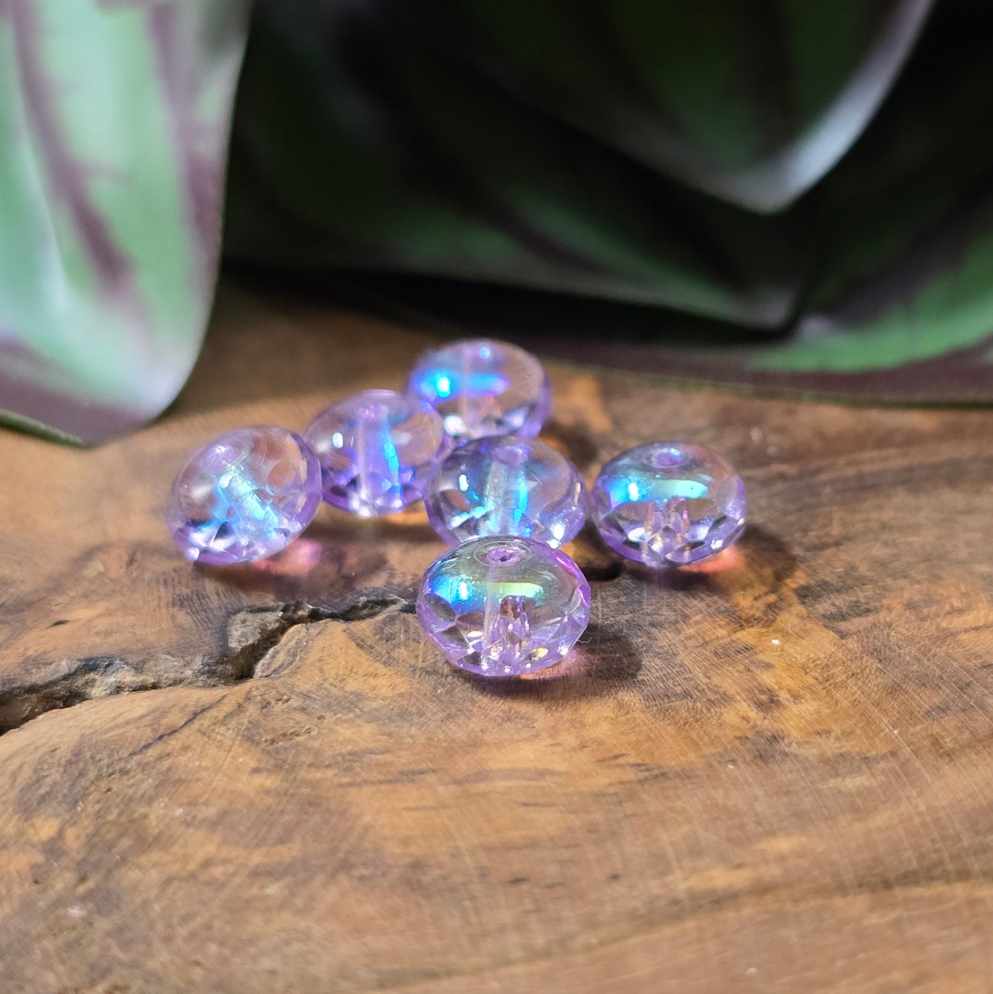 Facettierte böhmische Glasperlen Rondell in Flieder AB, 8x5 mm, 12 Stück. Funkelndes Material für kreative Schmuckherstellung.