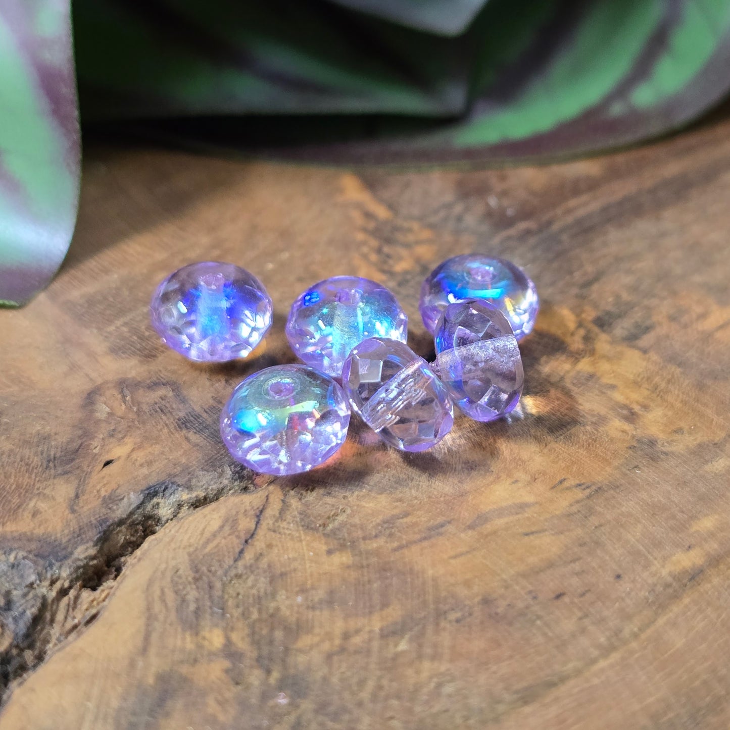 Facettierte böhmische Glasperlen Rondell in Flieder AB, 8x5 mm, 12 Stück. Funkelndes Material für kreative Schmuckherstellung.