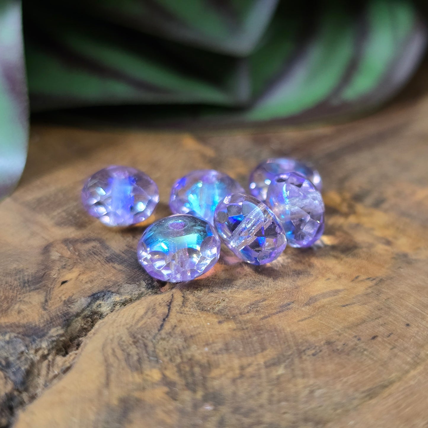 Facettierte böhmische Glasperlen Rondell in Flieder AB, 8x5 mm, 12 Stück. Funkelndes Material für kreative Schmuckherstellung.
