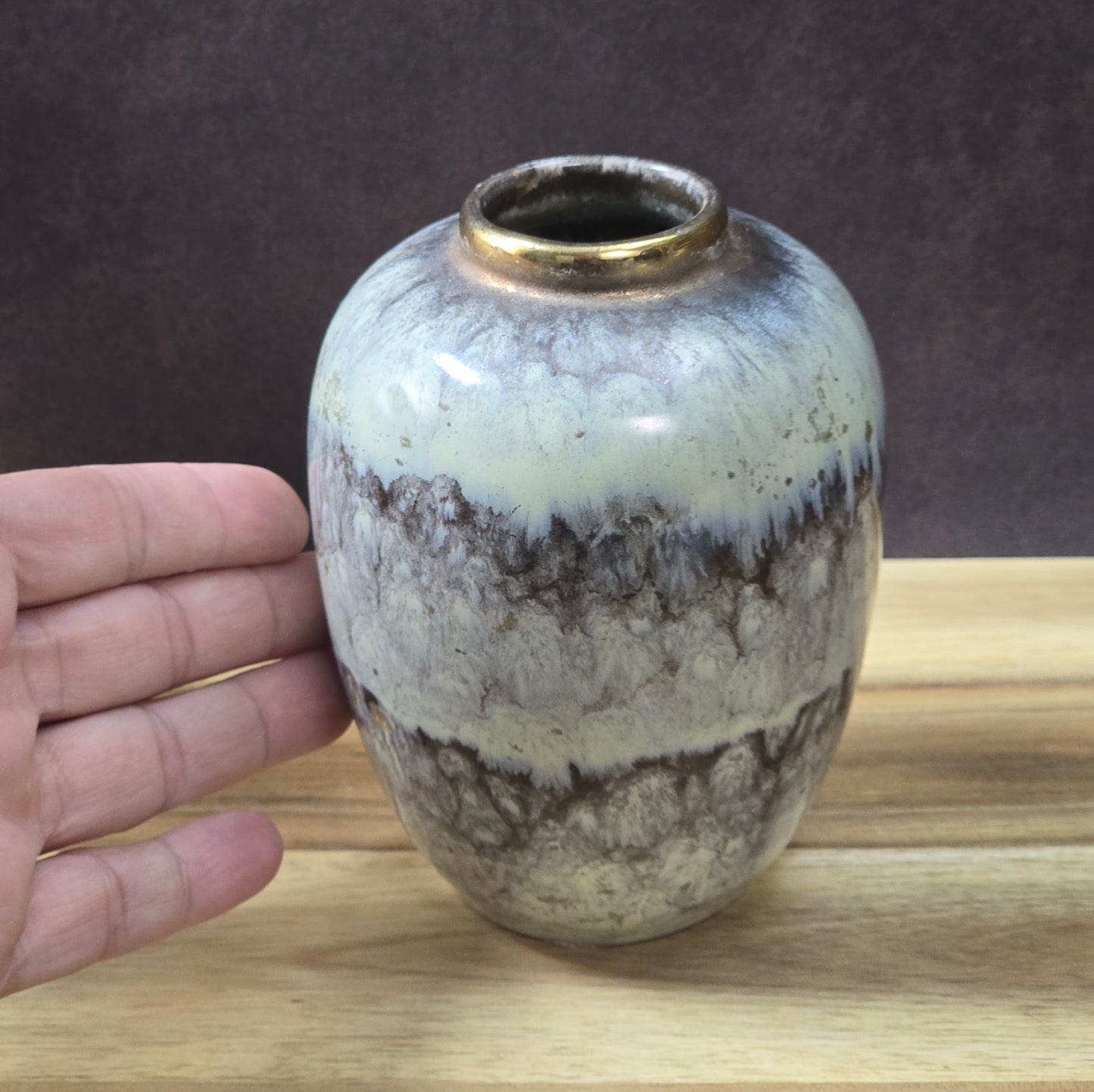 Vintage Fat Lava Vase 12 cm, creme-braune Glasur mit Goldrand, 1970er Jahre deutsche Keramik, dekoratives Sammlerstück.