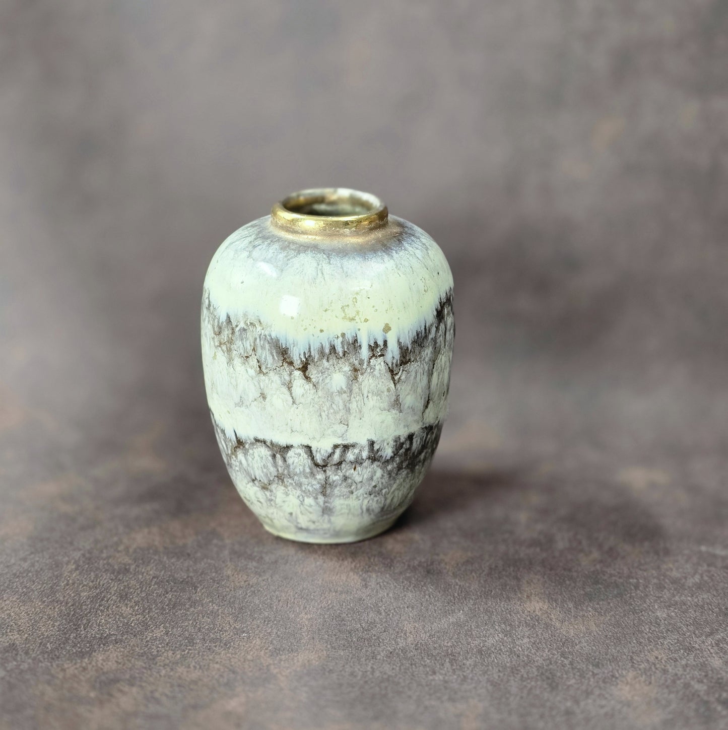 Vintage Fat Lava Vase 12 cm, creme-braune Glasur mit Goldrand, 1970er Jahre deutsche Keramik, dekoratives Sammlerstück.