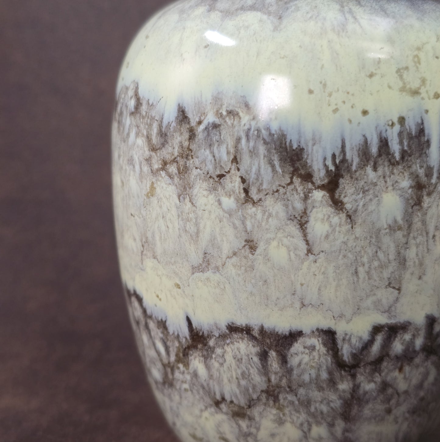 Vintage Fat Lava Vase 12 cm, creme-braune Glasur mit Goldrand, 1970er Jahre deutsche Keramik, dekoratives Sammlerstück.
