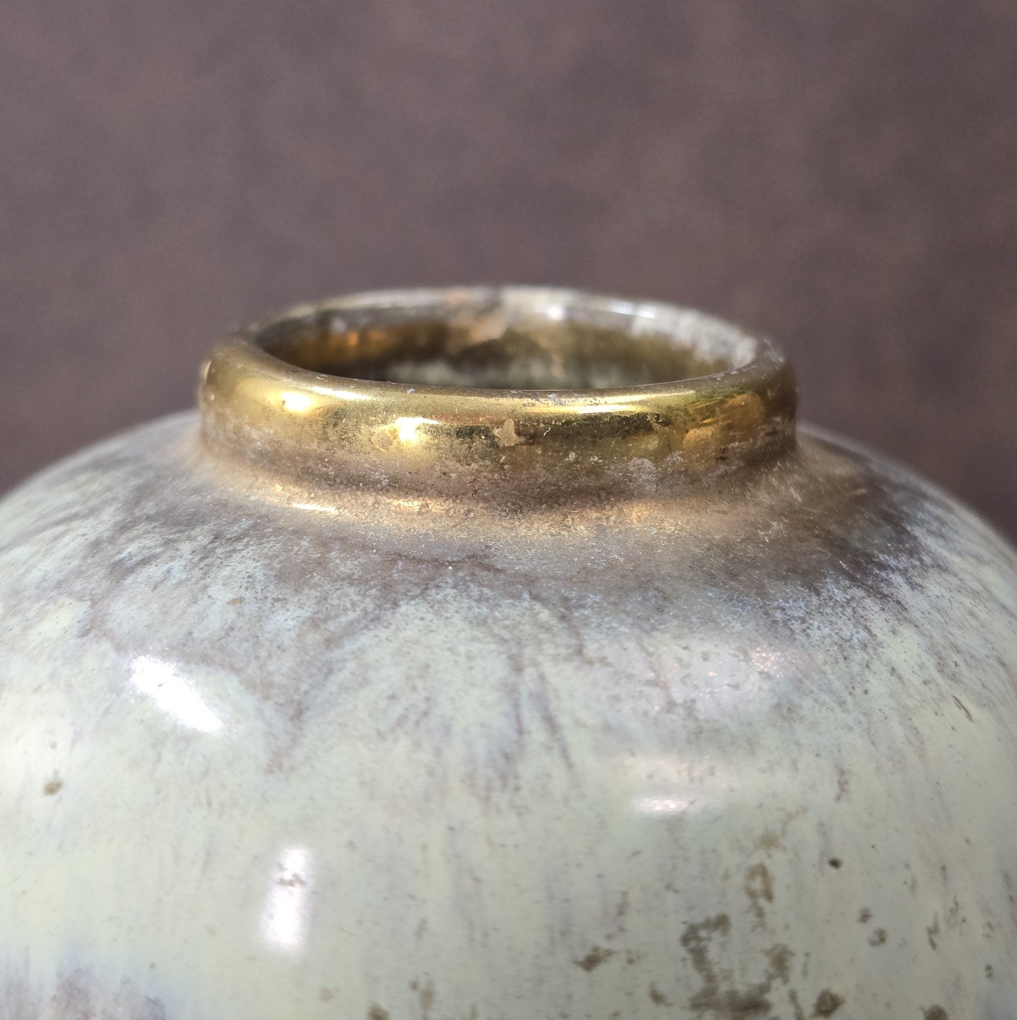 Vintage Fat Lava Vase 12 cm, creme-braune Glasur mit Goldrand, 1970er Jahre deutsche Keramik, dekoratives Sammlerstück.