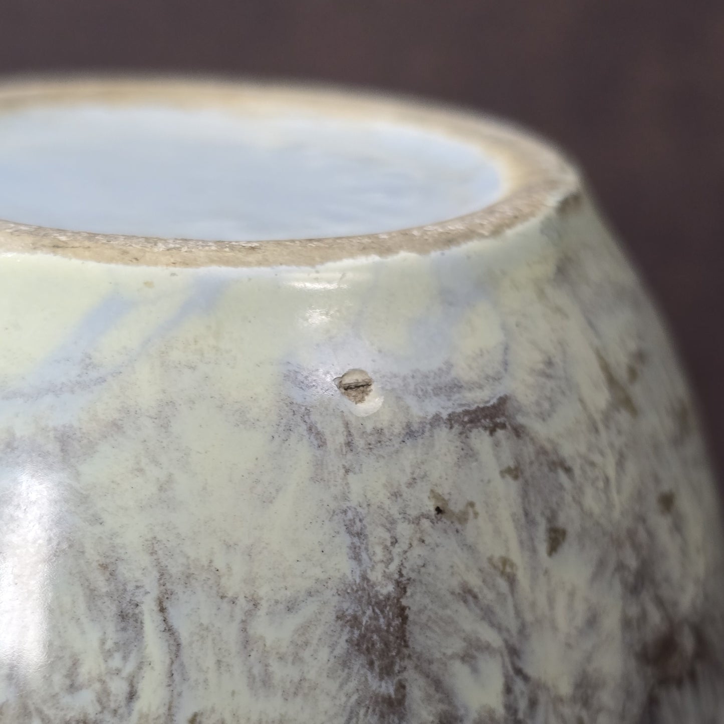 Vintage Fat Lava Vase 12 cm, creme-braune Glasur mit Goldrand, 1970er Jahre deutsche Keramik, dekoratives Sammlerstück.