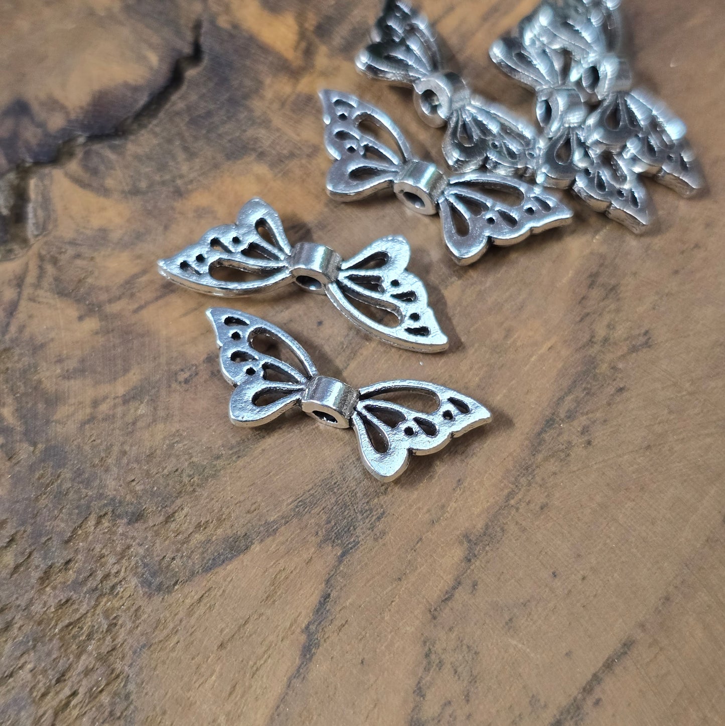 Filigrane Schmetterlingsflügel-Perlen 22mm in antik Silber, 6 Stück – ideal für DIY-Schmuck und Schutzengel.