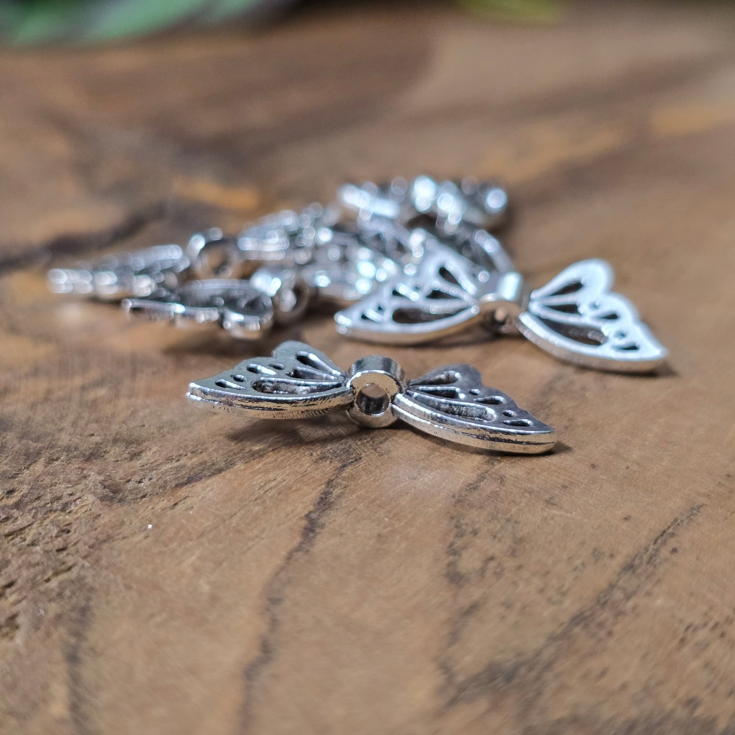 Filigrane Schmetterlingsflügel-Perlen 22mm in antik Silber, 6 Stück – ideal für DIY-Schmuck und Schutzengel.