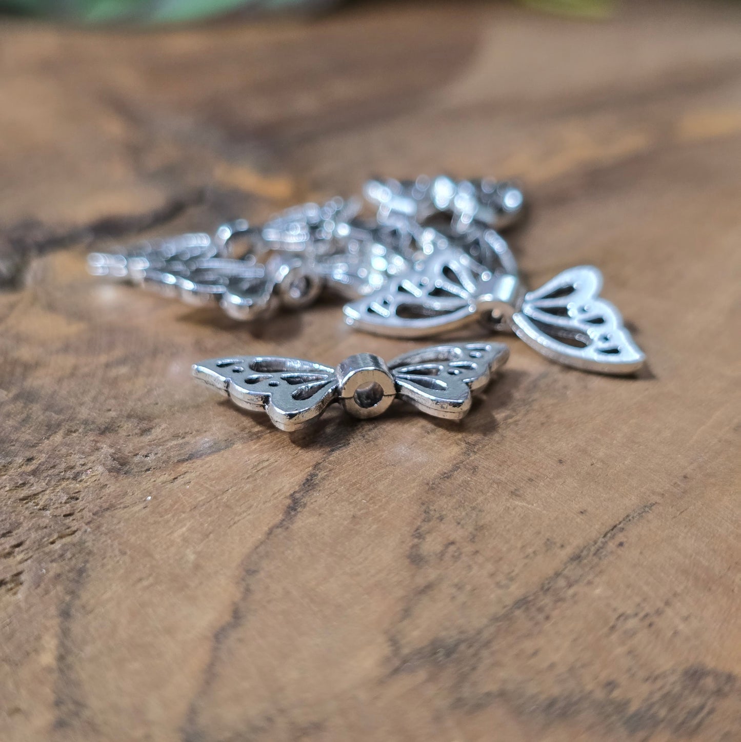 Filigrane Schmetterlingsflügel-Perlen 22mm in antik Silber, 6 Stück – ideal für DIY-Schmuck und Schutzengel.