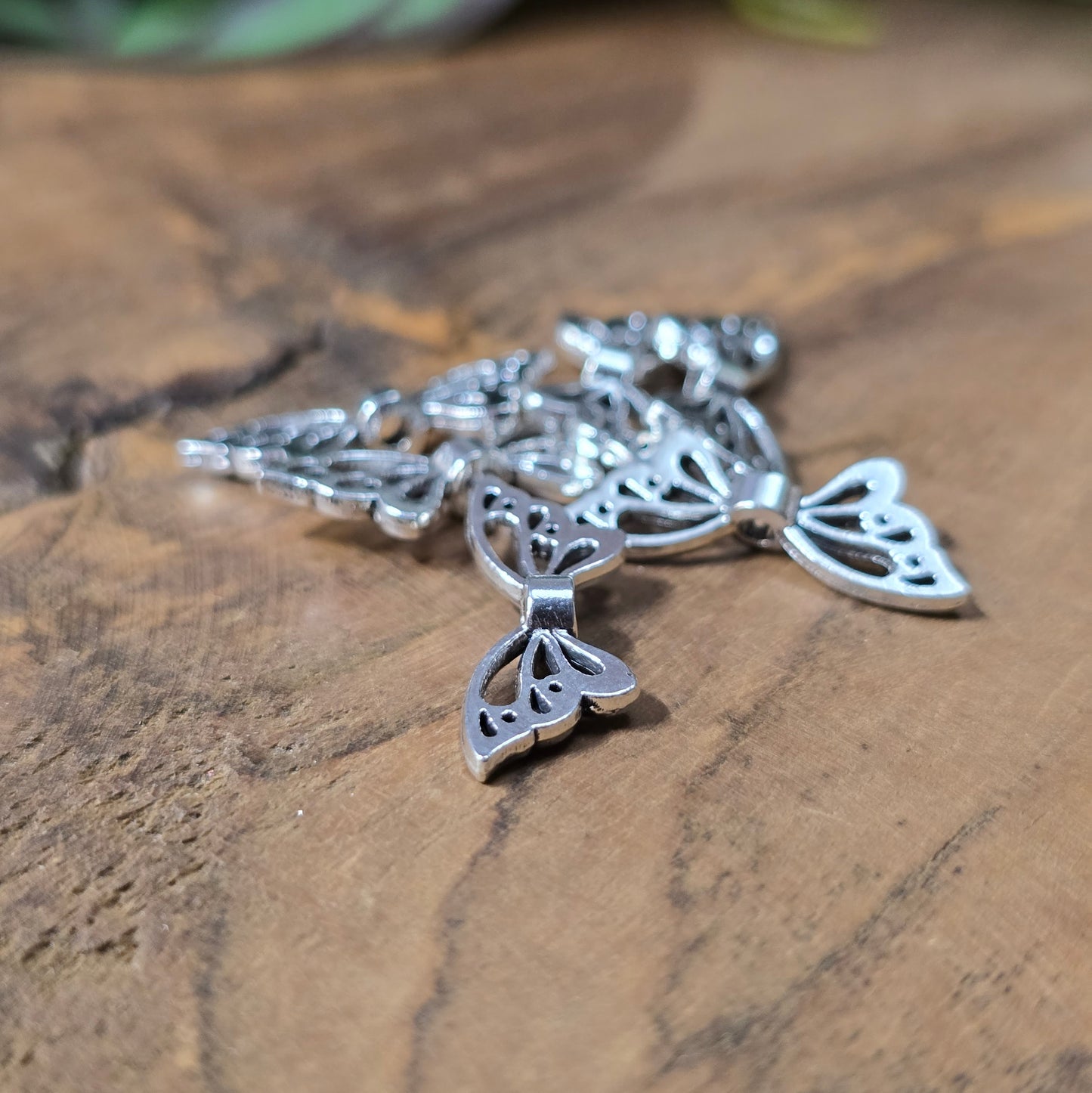 Filigrane Schmetterlingsflügel-Perlen 22mm in antik Silber, 6 Stück – ideal für DIY-Schmuck und Schutzengel.