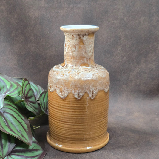 Vintage-Vase aus den 70ern vom VEB Gräfenroda. Braun-Beige mit Schaumglasur. Sammlerstück für DDR-Designliebhaber. Mit kleinen Chips am Bodenrand.