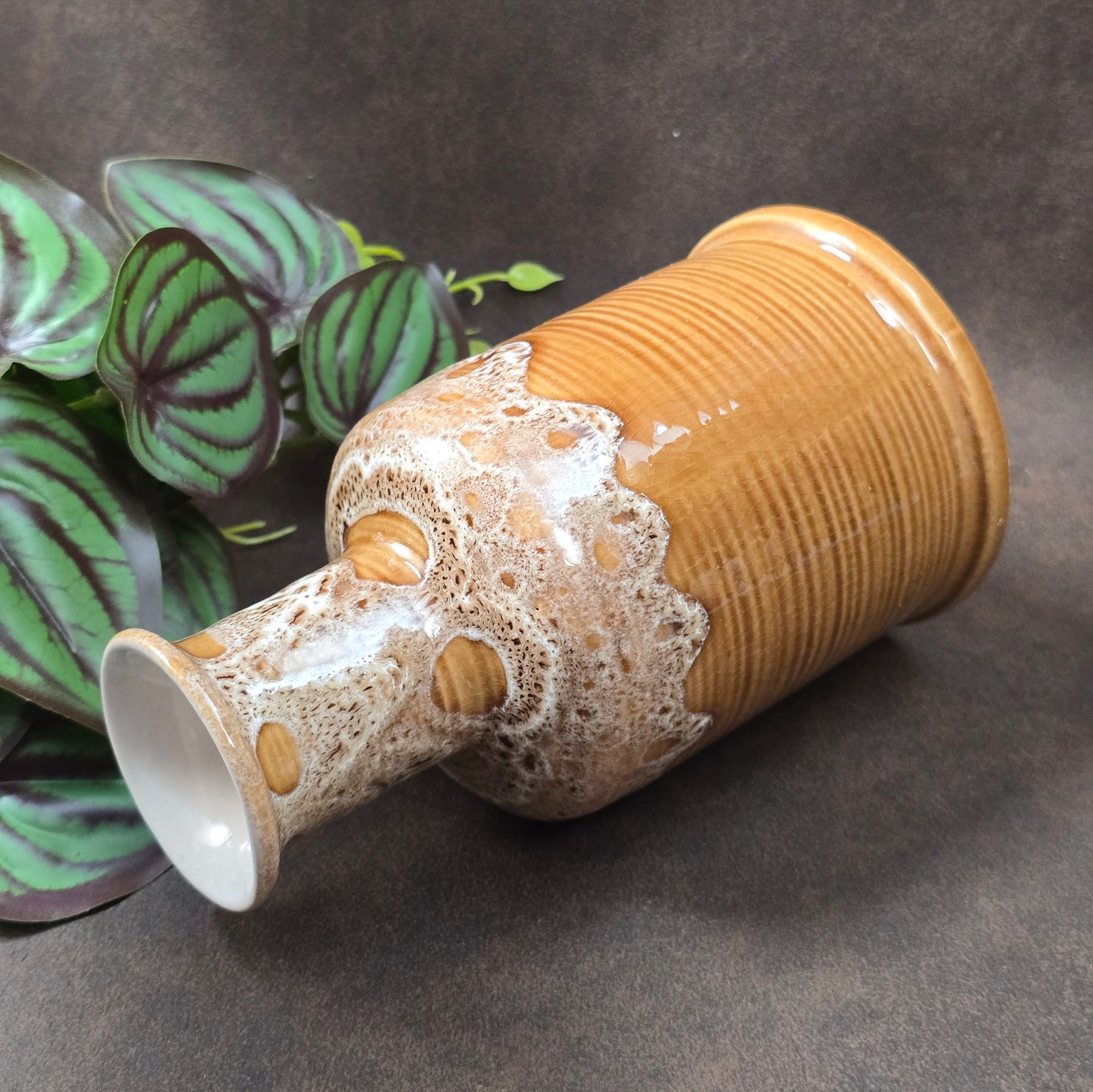 Vintage-Vase aus den 70ern vom VEB Gräfenroda. Braun-Beige mit Schaumglasur. Sammlerstück für DDR-Designliebhaber. Mit kleinen Chips am Bodenrand.