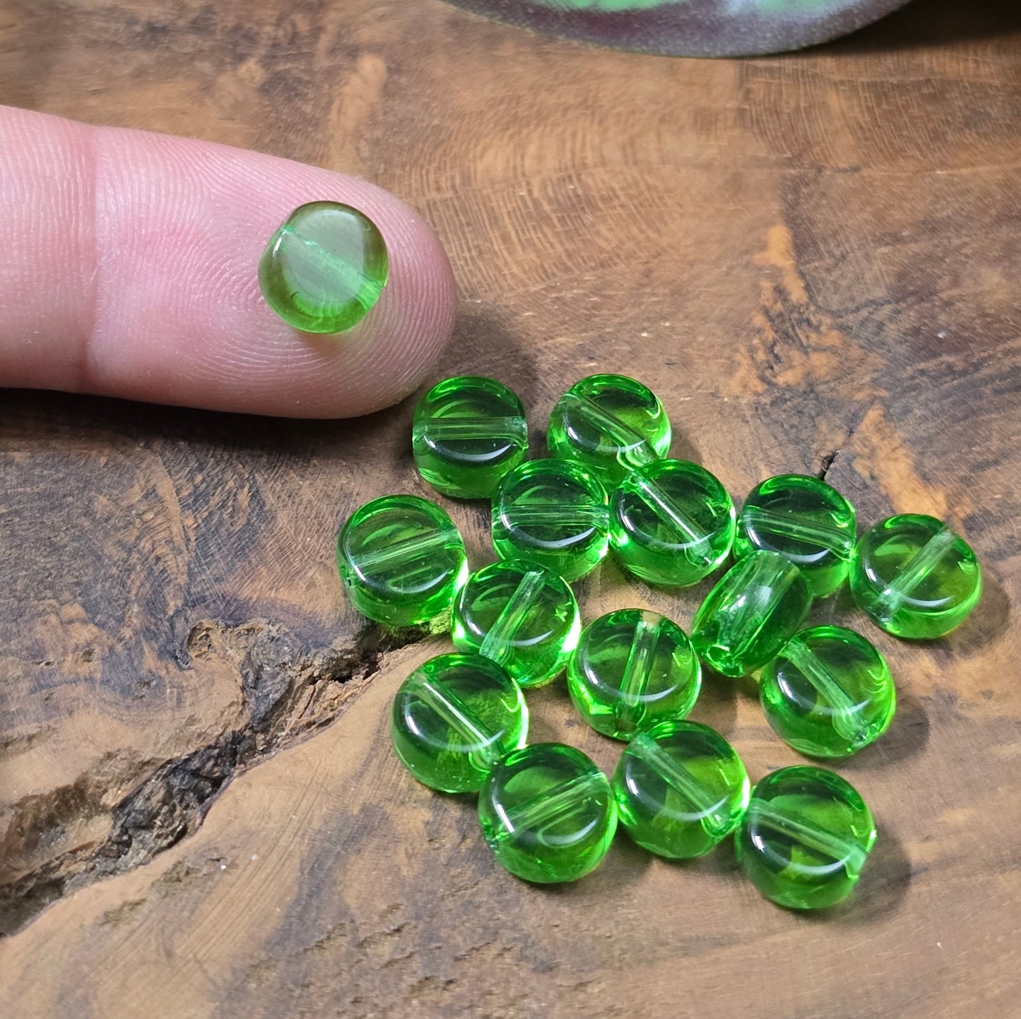 20 glänzende Glasperlen in Linsenform, Ø 8 mm, perfekt für Schmuckherstellung und DIY-Projekte.