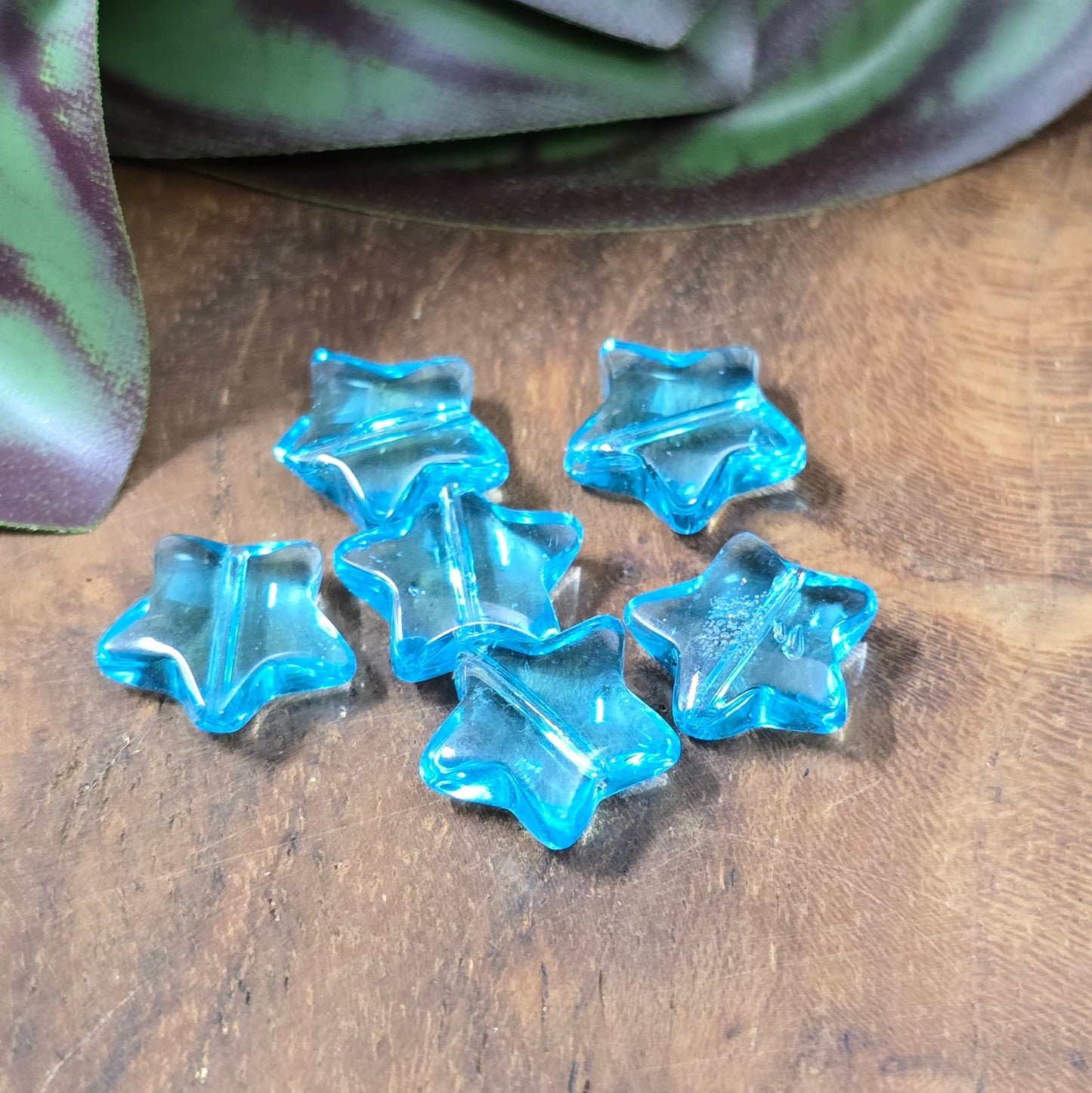 12 Glasperlen in Sternform, ca. 11 mm, transparent & glänzend – ideal für DIY-Schmuck & kreative Bastelideen. Aquablau