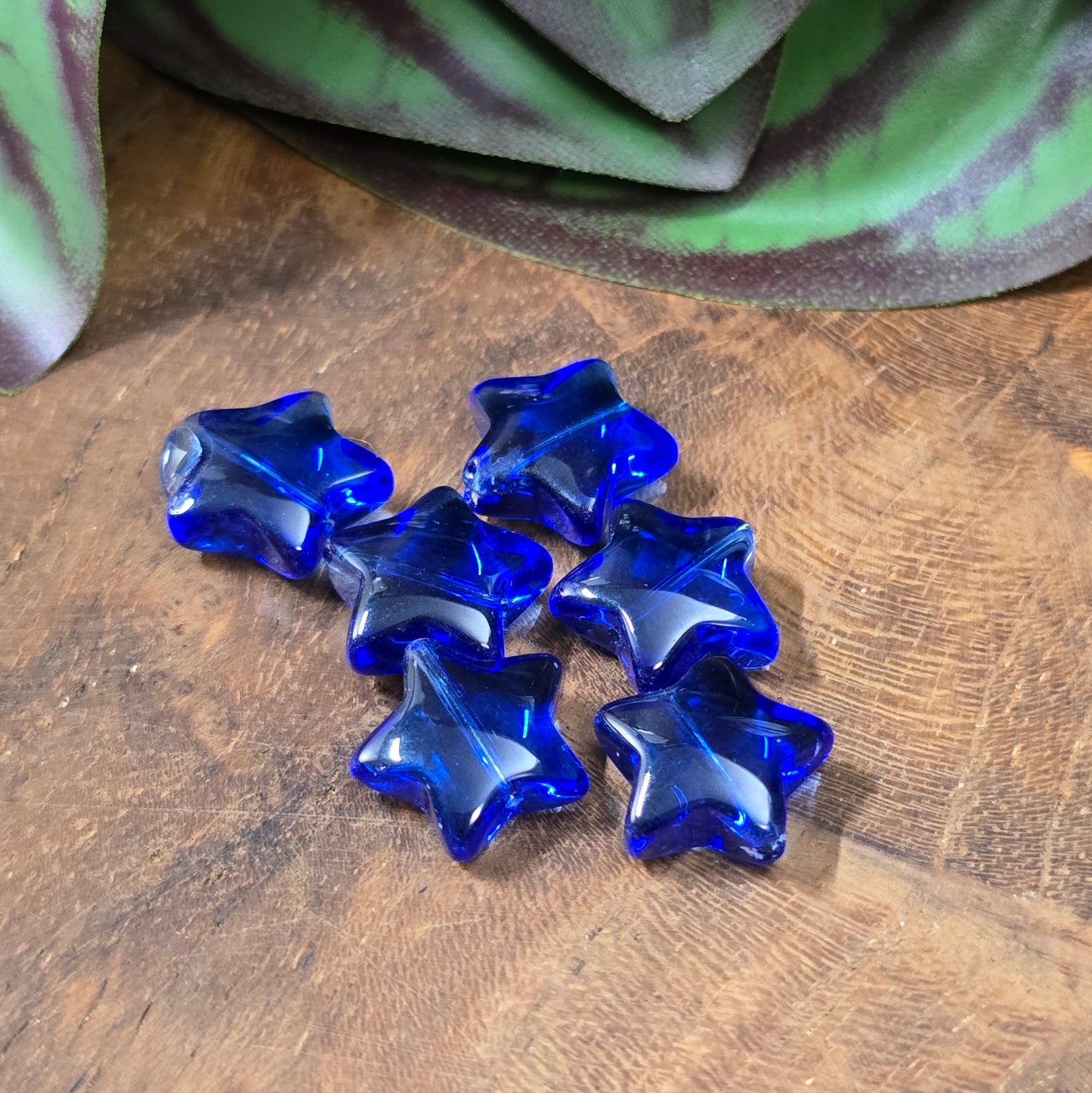 12 Glasperlen in Sternform, ca. 11 mm, transparent & glänzend – ideal für DIY-Schmuck & kreative Bastelideen. Dunkelblau