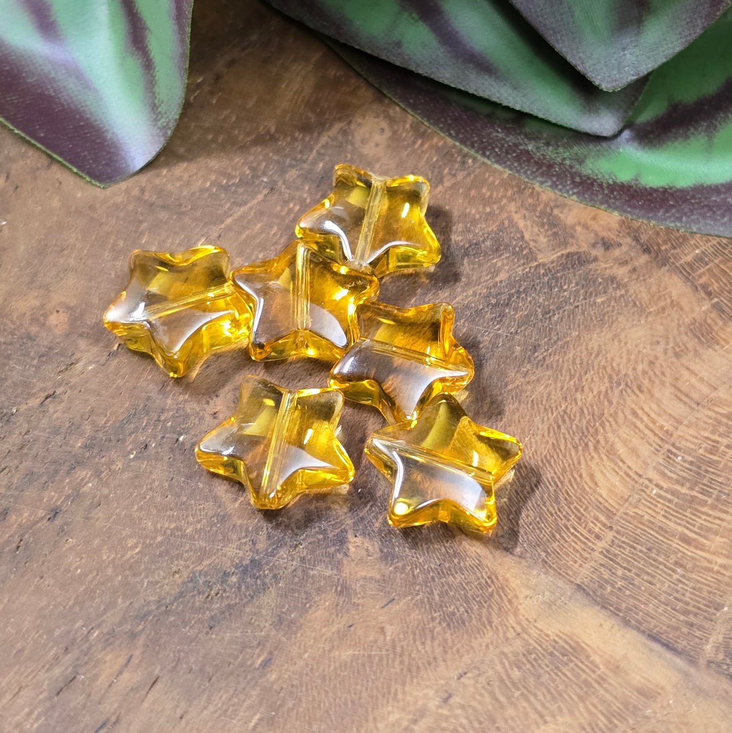 12 Glasperlen in Sternform, ca. 11 mm, transparent & glänzend – ideal für DIY-Schmuck & kreative Bastelideen. Honiggelb