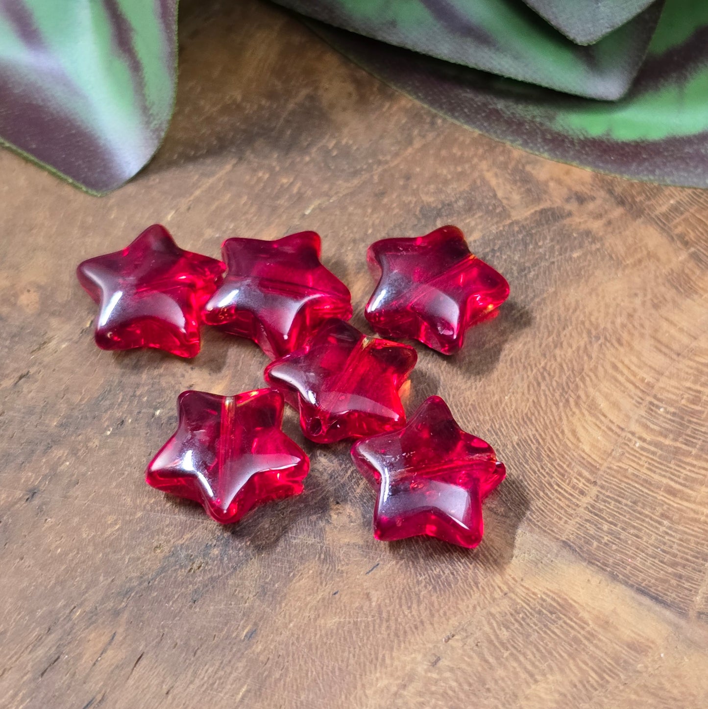 12 Glasperlen in Sternform, ca. 11 mm, transparent & glänzend – ideal für DIY-Schmuck & kreative Bastelideen. Rot