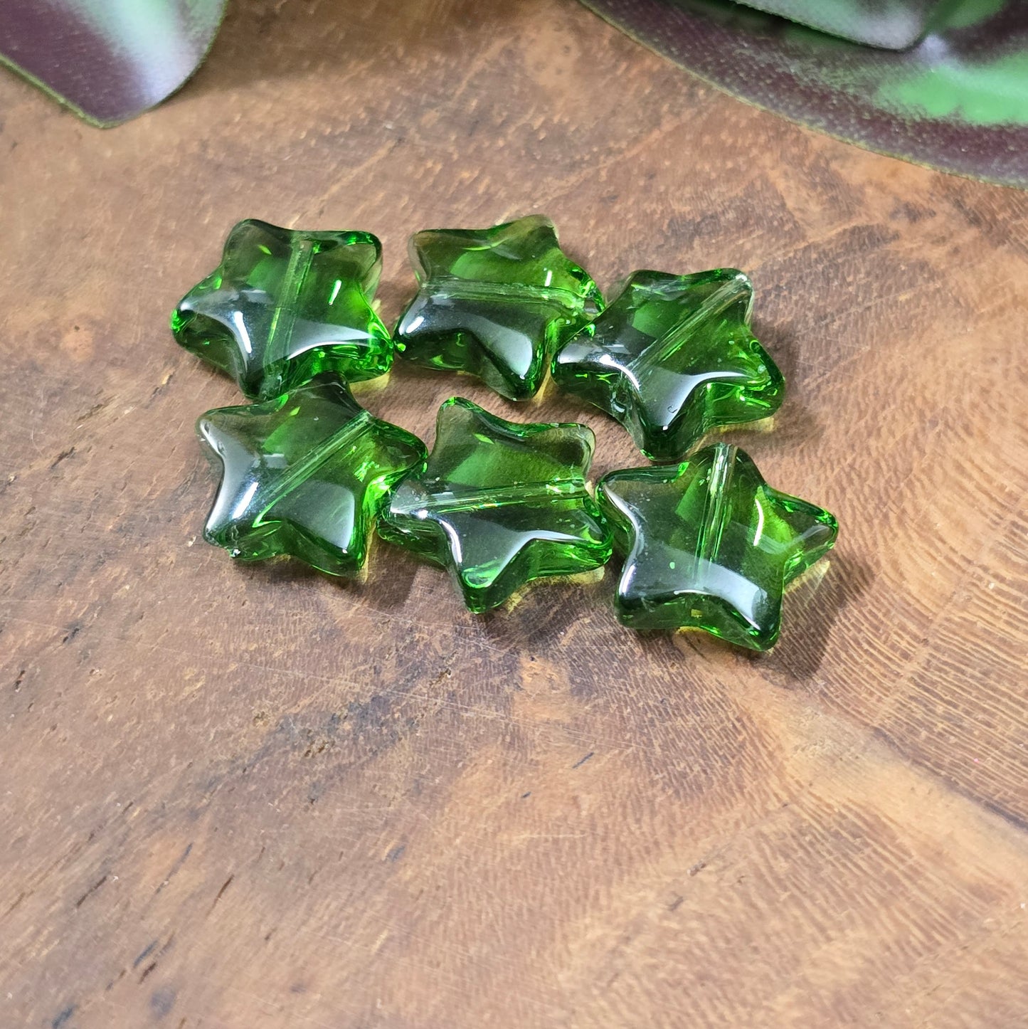 12 Glasperlen in Sternform, ca. 11 mm, transparent & glänzend – ideal für DIY-Schmuck & kreative Bastelideen. Smaragdgrün