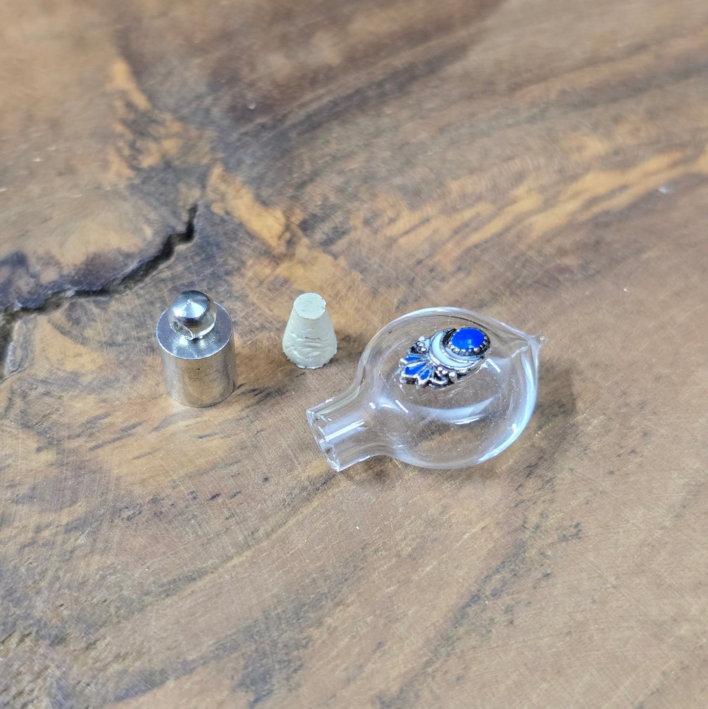 3-teilige Glasphiole im Ethno-Design mit Kappe zum Befüllen, ideal für DIY-Schmuck, Armbänder, Ohrringe und individuelle Anhänger.