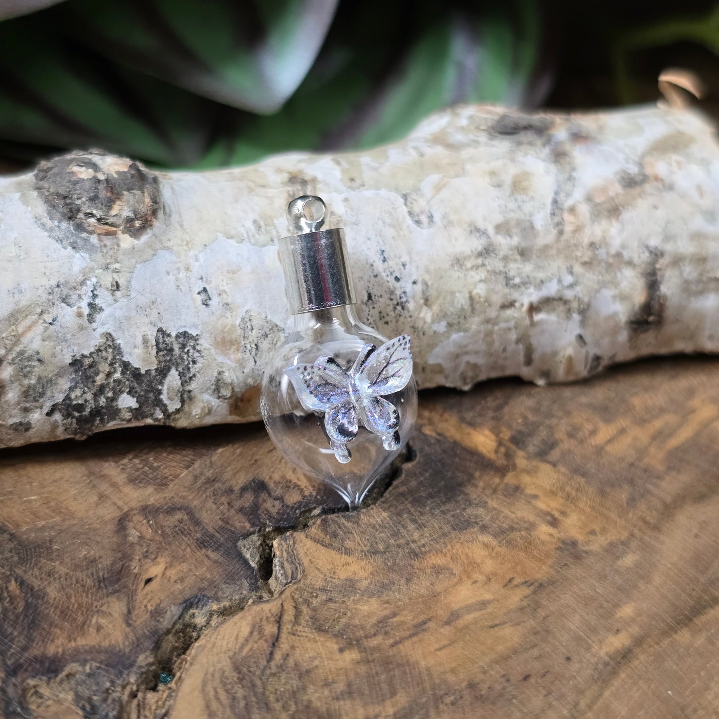 Glasphiole mit Schmetterlings-Dekor, kleine Glasflasche mit Kappe zum Befüllen für DIY Schmuck, romantischer Anhänger.