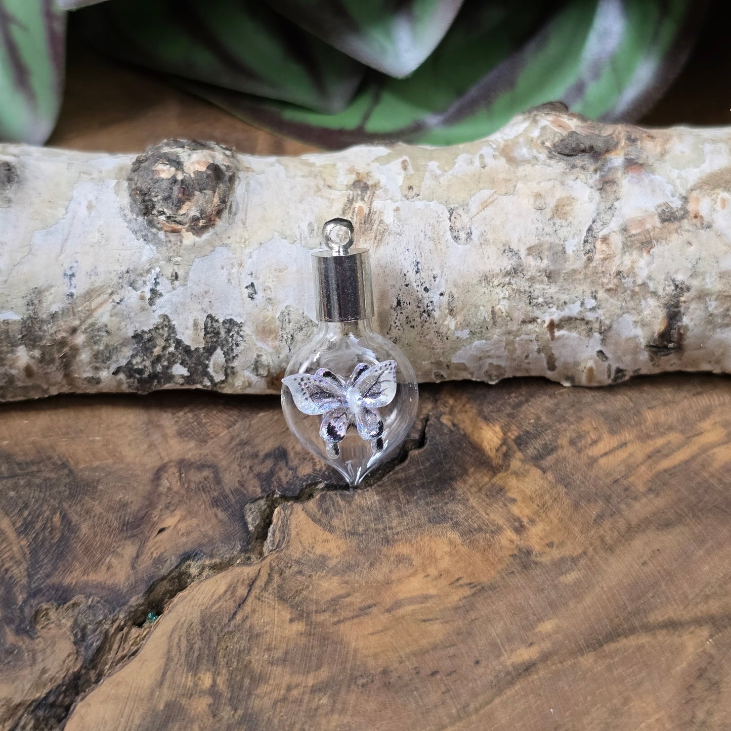 Glasphiole mit Schmetterlings-Dekor, kleine Glasflasche mit Kappe zum Befüllen für DIY Schmuck, romantischer Anhänger.