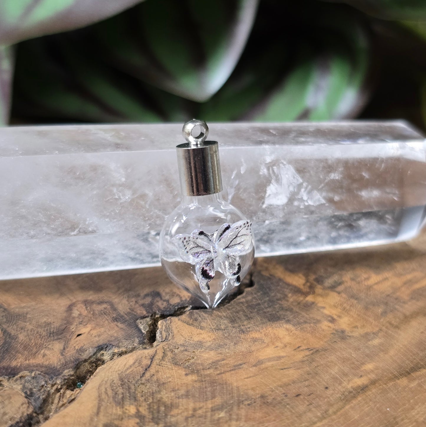 Glasphiole mit Schmetterlings-Dekor, kleine Glasflasche mit Kappe zum Befüllen für DIY Schmuck, romantischer Anhänger.