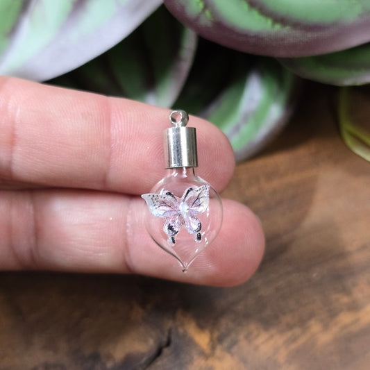 Glasphiole mit Schmetterlings-Dekor, kleine Glasflasche mit Kappe zum Befüllen für DIY Schmuck, romantischer Anhänger.