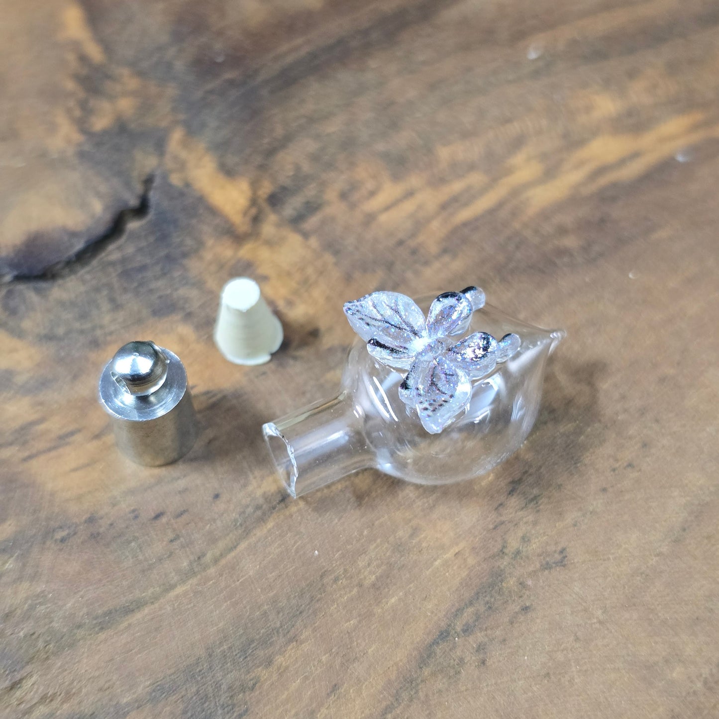 Glasphiole mit Schmetterlings-Dekor, kleine Glasflasche mit Kappe zum Befüllen für DIY Schmuck, romantischer Anhänger.