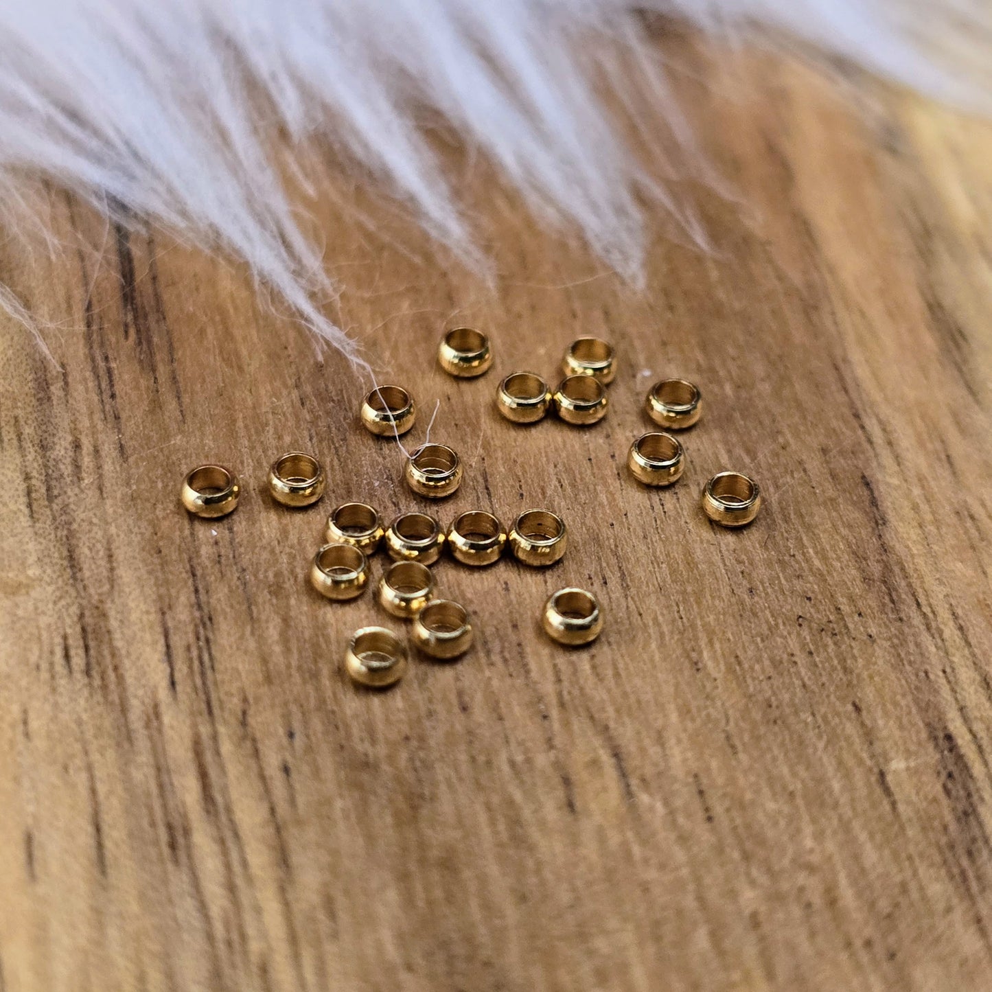 Goldfarbene Crimps aus Edelstahl (2 mm) im 20er-Set – perfekt zum Fixieren von Perlen & Verschlüssen in Schmuckprojekten. Robust, präzise & ideal für feine Designs.