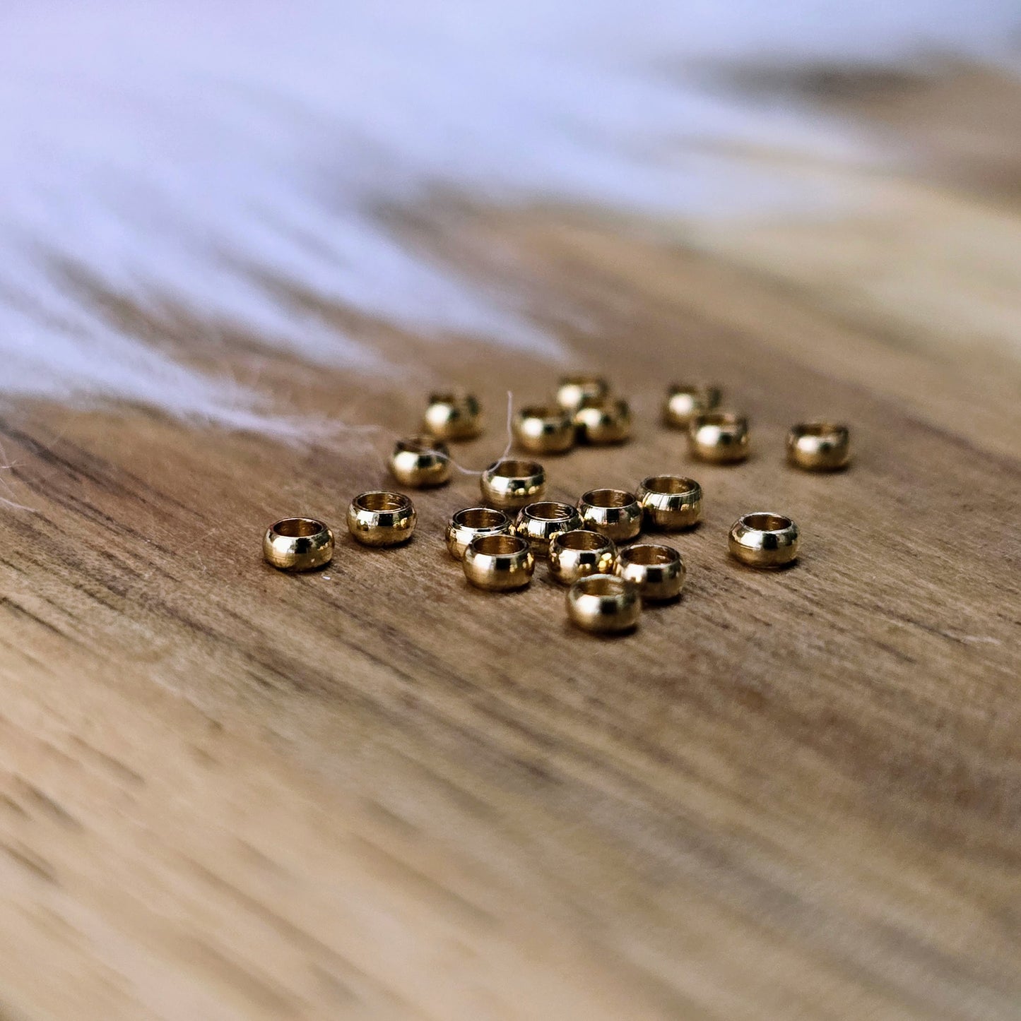 Goldfarbene Crimps aus Edelstahl (2 mm) im 20er-Set – perfekt zum Fixieren von Perlen & Verschlüssen in Schmuckprojekten. Robust, präzise & ideal für feine Designs.