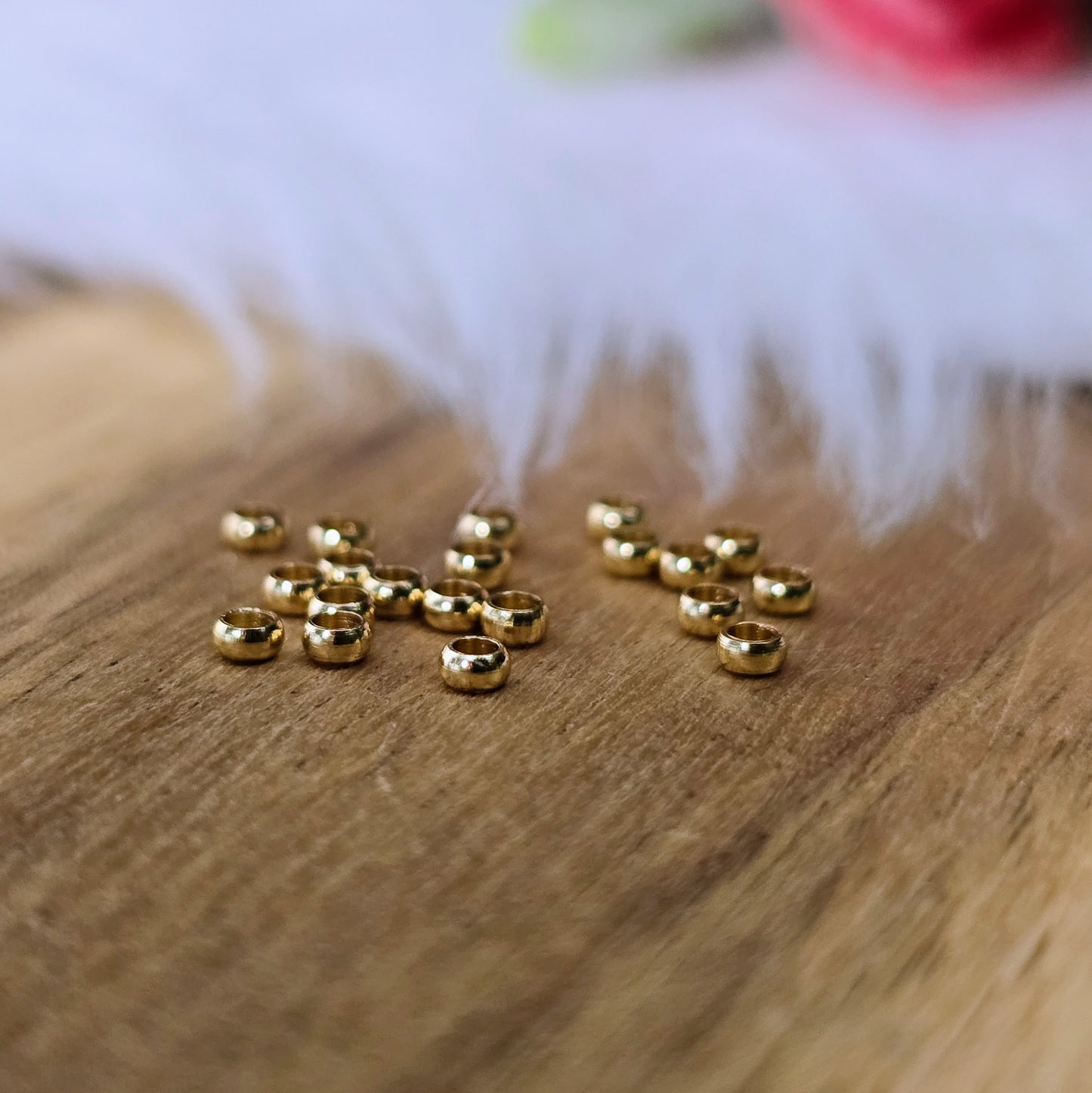 Goldfarbene Crimps aus Edelstahl (2 mm) im 20er-Set – perfekt zum Fixieren von Perlen & Verschlüssen in Schmuckprojekten. Robust, präzise & ideal für feine Designs.