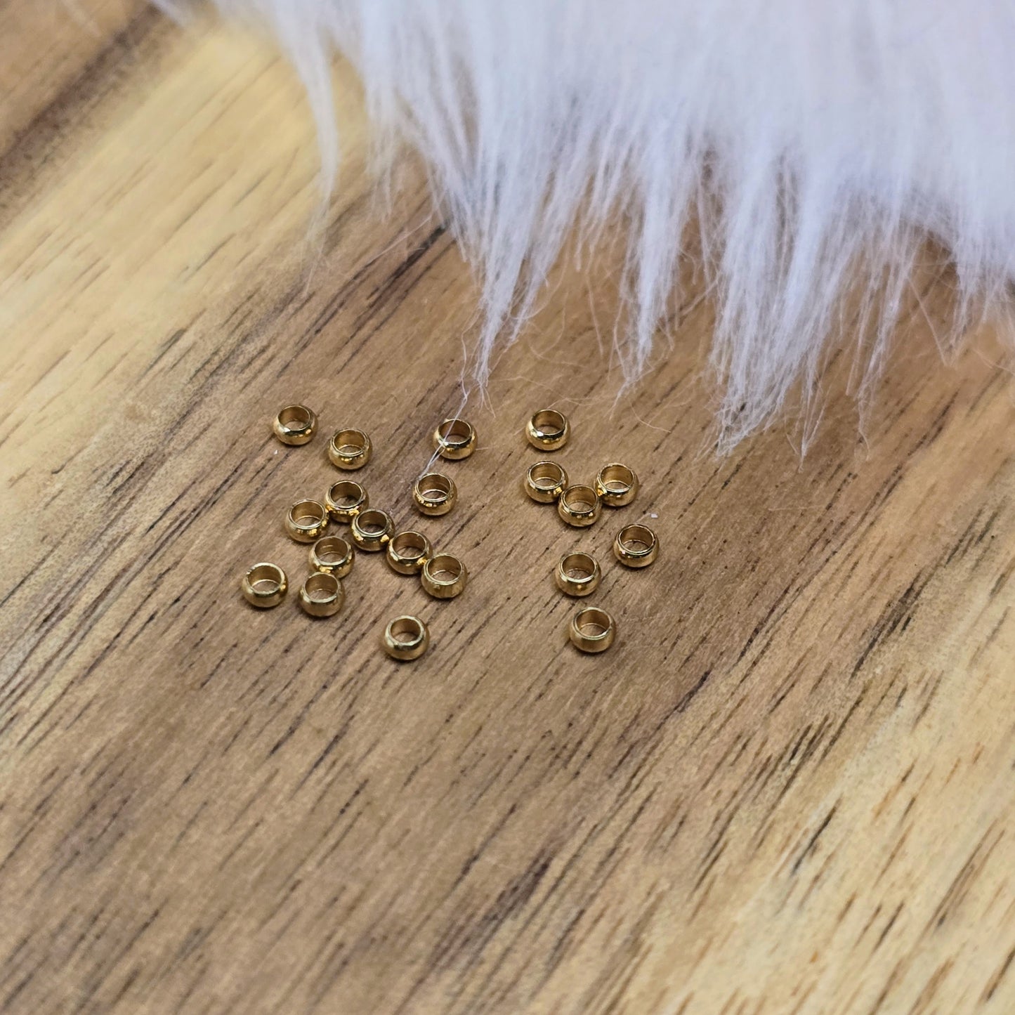 Goldfarbene Crimps aus Edelstahl (2 mm) im 20er-Set – perfekt zum Fixieren von Perlen & Verschlüssen in Schmuckprojekten. Robust, präzise & ideal für feine Designs.