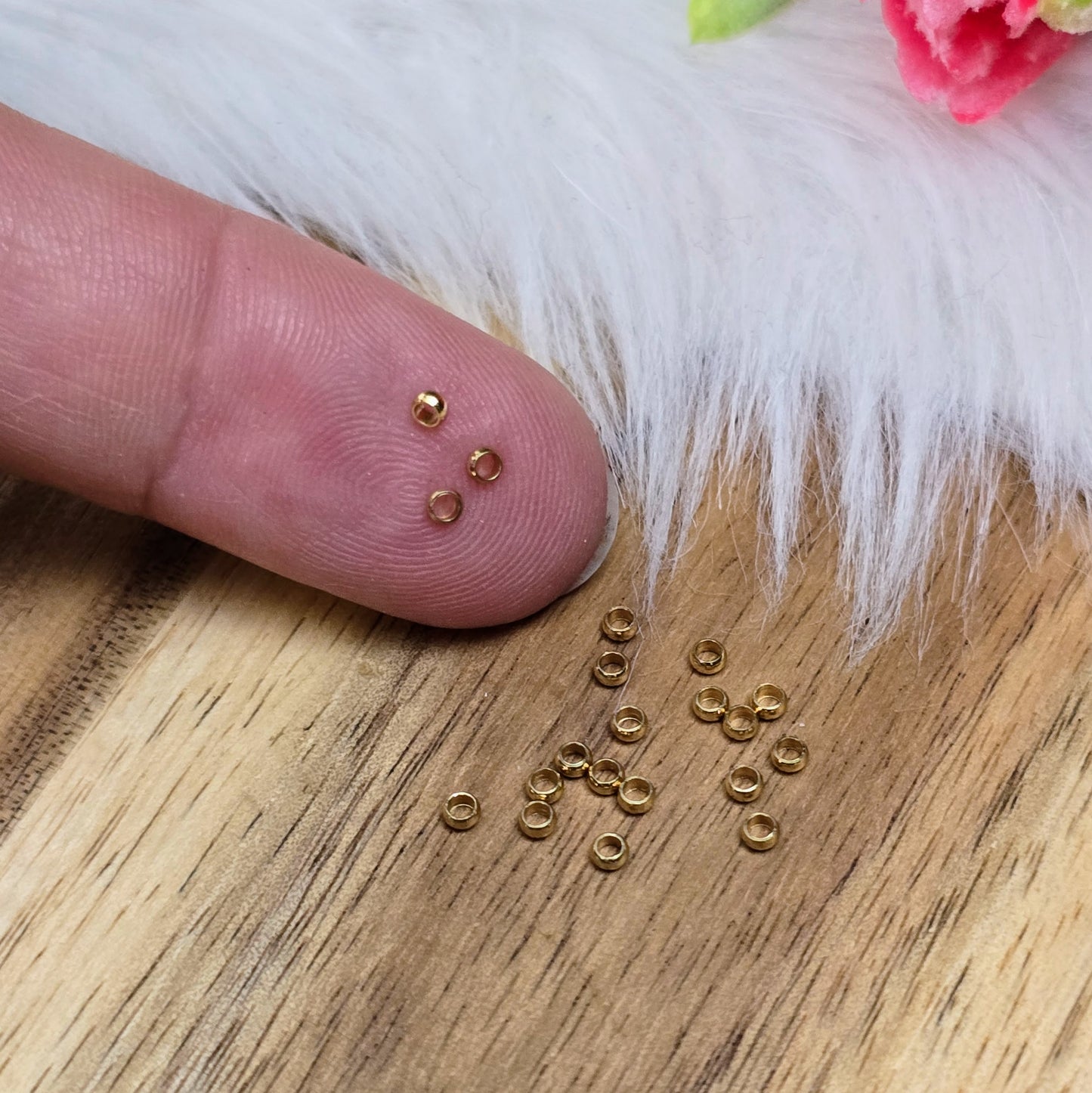 Goldfarbene Crimps aus Edelstahl (2 mm) im 20er-Set – perfekt zum Fixieren von Perlen & Verschlüssen in Schmuckprojekten. Robust, präzise & ideal für feine Designs.