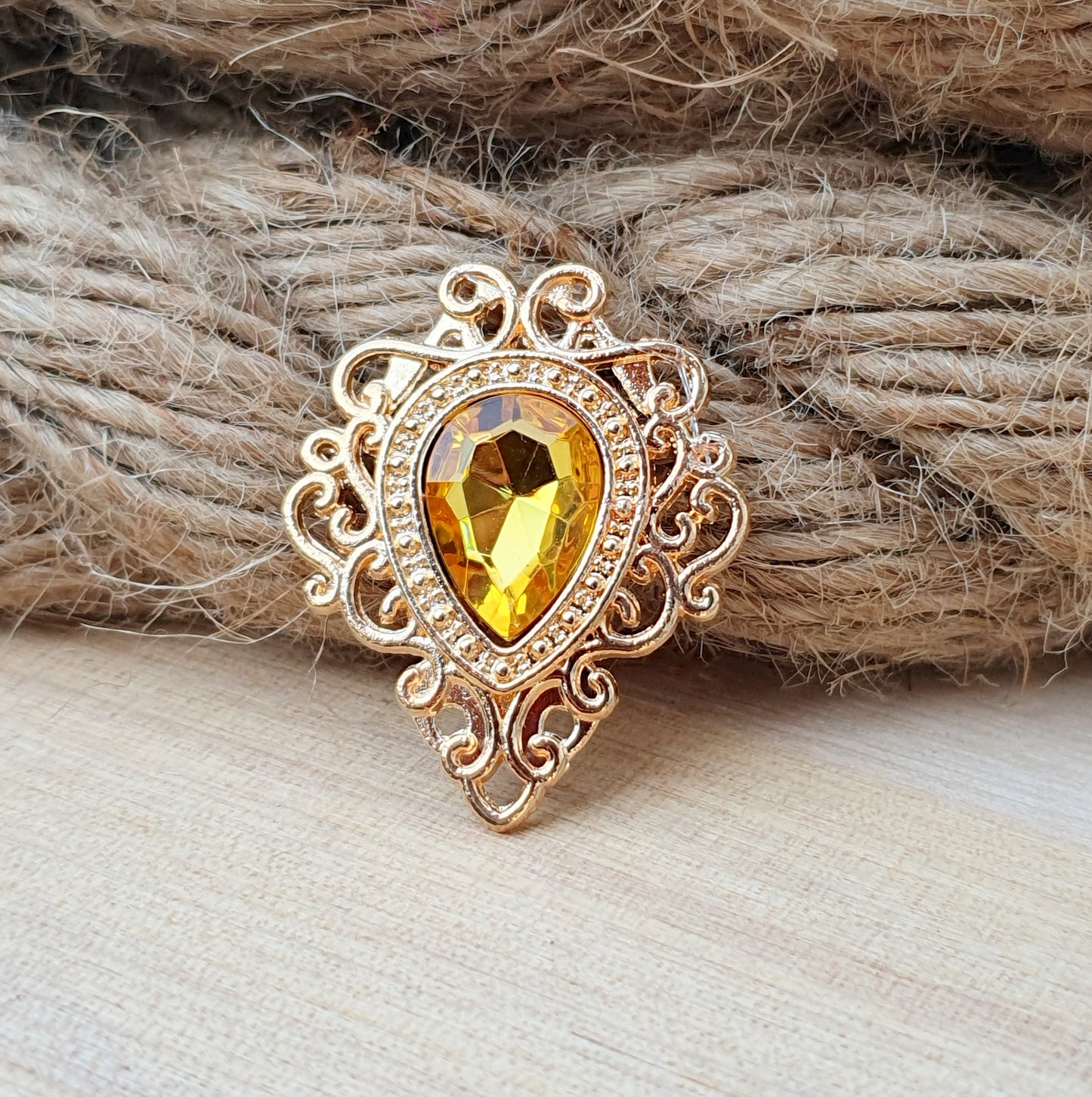 Goldfarbenes Zierelement mit Schnörkeln & Strassstein – ideal für Schmuckdesign, Haarspangen, Taschen, Schachteln & mehr. Romantisch, edel & vielseitig einsetzbar.