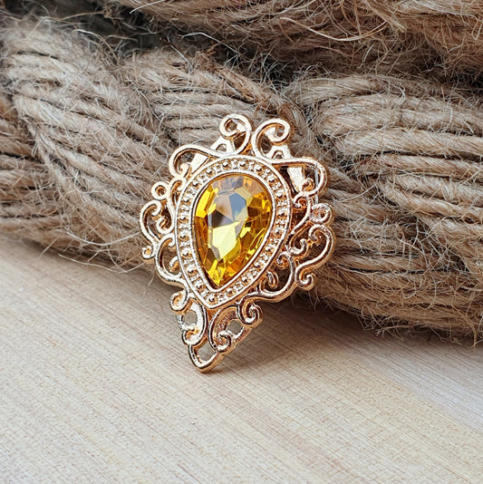 Goldfarbenes Zierelement mit Schnörkeln & Strassstein – ideal für Schmuckdesign, Haarspangen, Taschen, Schachteln & mehr. Romantisch, edel & vielseitig einsetzbar.