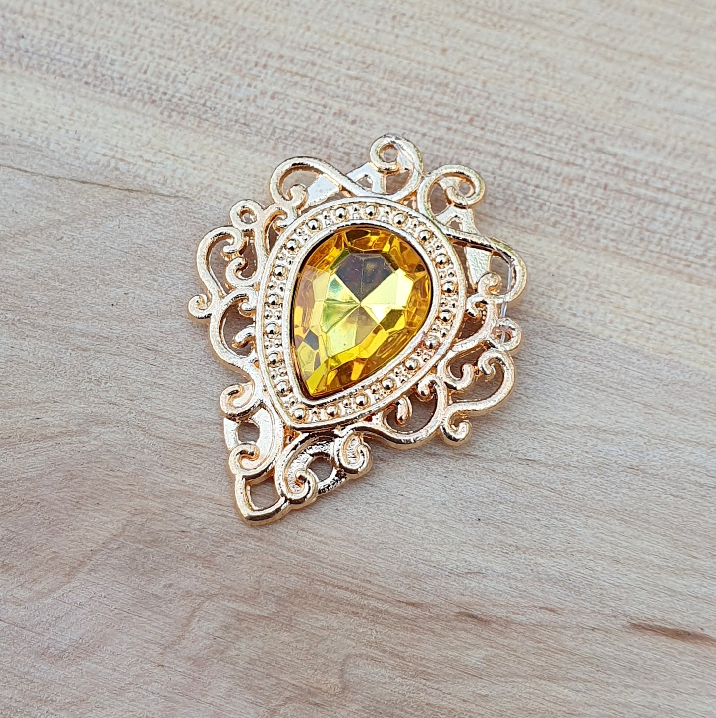 Goldfarbenes Zierelement mit Schnörkeln & Strassstein – ideal für Schmuckdesign, Haarspangen, Taschen, Schachteln & mehr. Romantisch, edel & vielseitig einsetzbar.