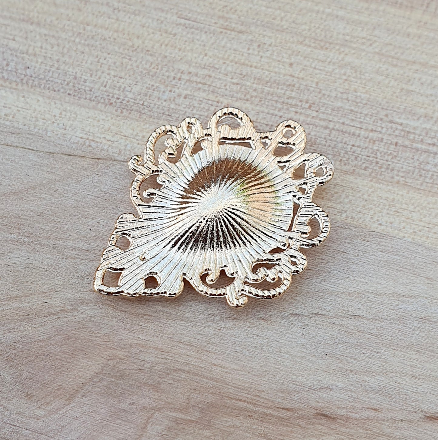 Goldfarbenes Zierelement mit Schnörkeln & Strassstein – ideal für Schmuckdesign, Haarspangen, Taschen, Schachteln & mehr. Romantisch, edel & vielseitig einsetzbar.